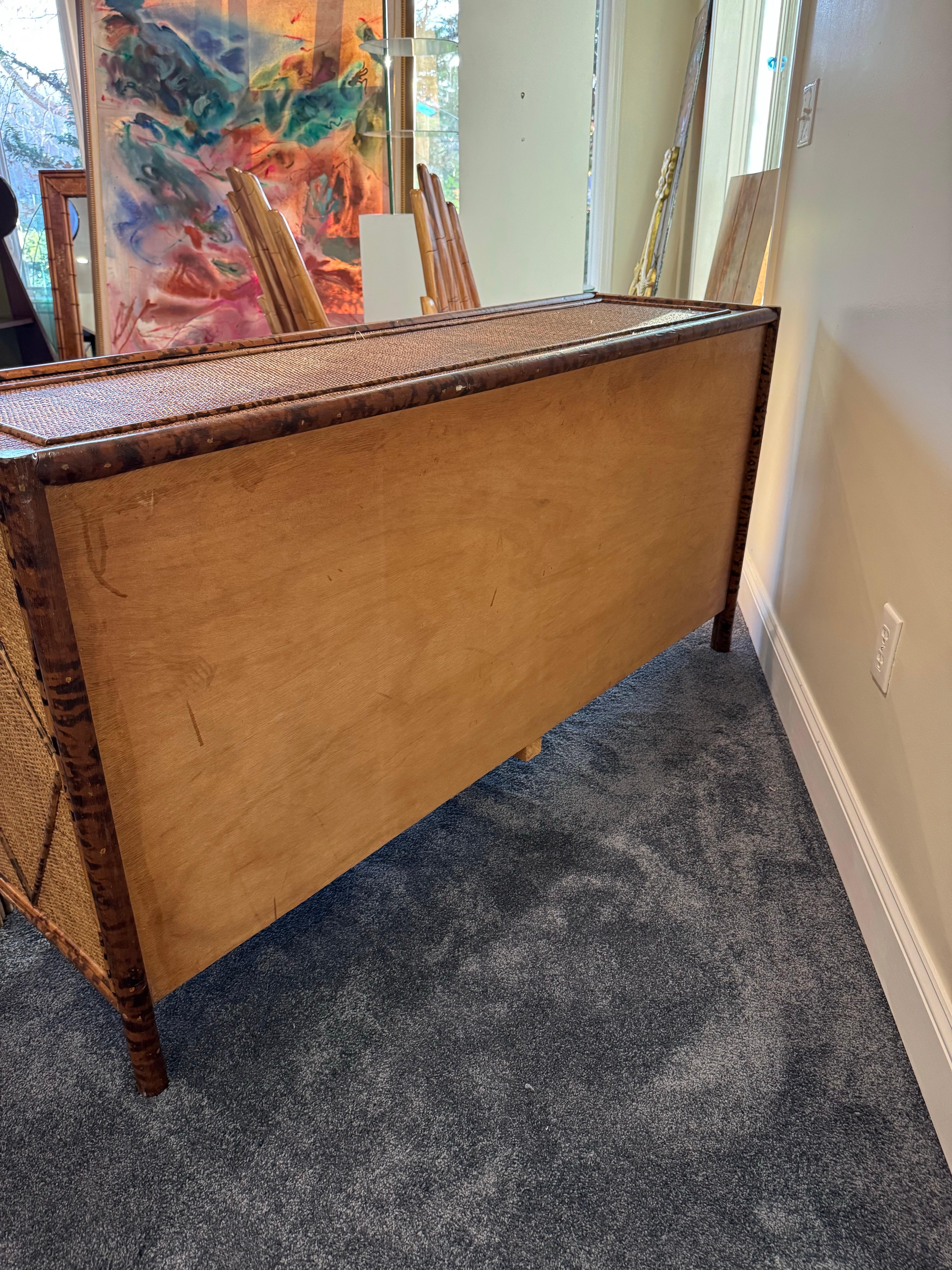 Comò Lowboy in stile British Colonial in bambù bruciato e rattan, vintage in vendita 7