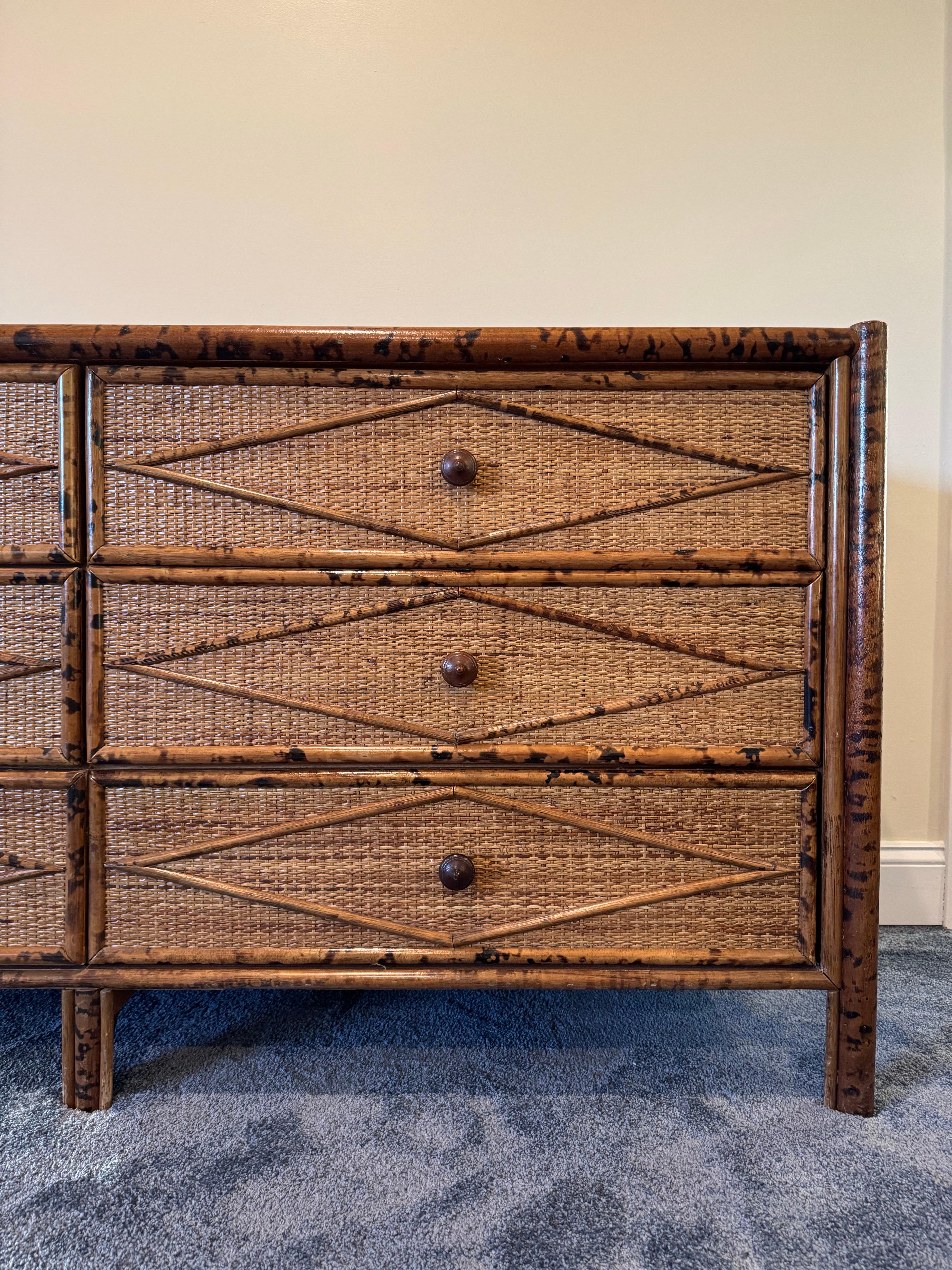 Comò Lowboy in stile British Colonial in bambù bruciato e rattan, vintage In condizioni buone in vendita a Roanoke, VA
