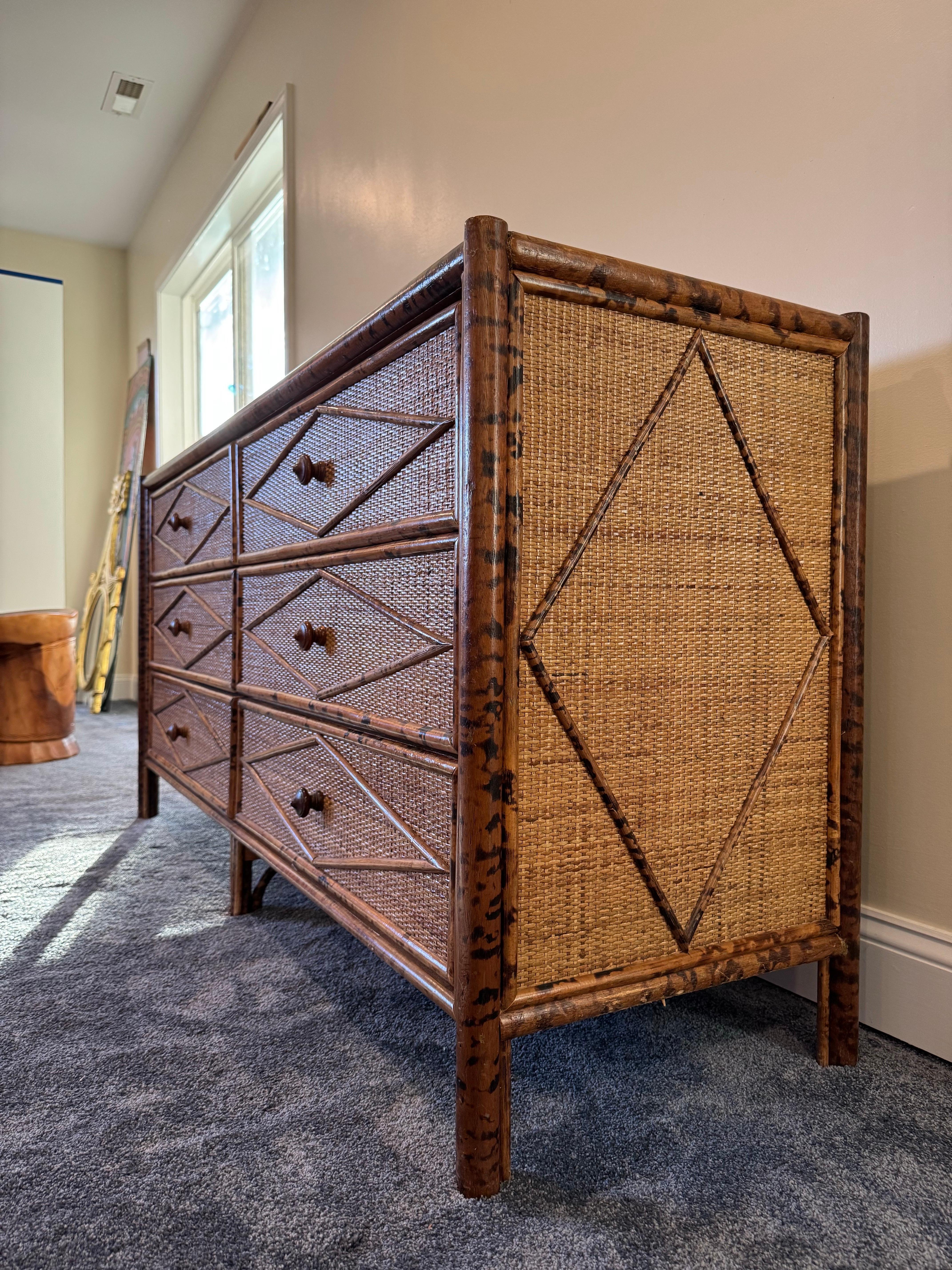 XX secolo Comò Lowboy in stile British Colonial in bambù bruciato e rattan, vintage in vendita