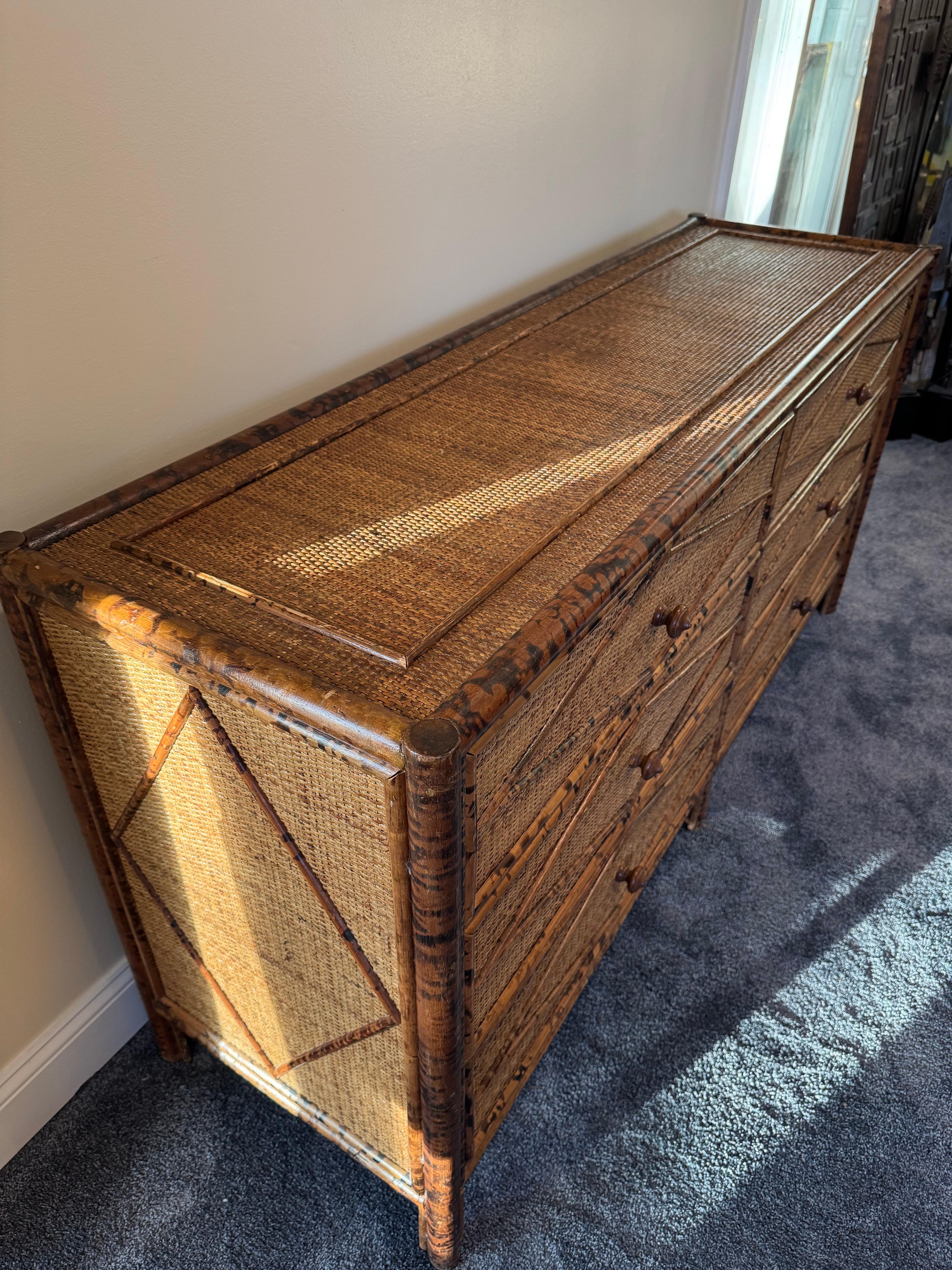 Finto bambù Comò Lowboy in stile British Colonial in bambù bruciato e rattan, vintage in vendita