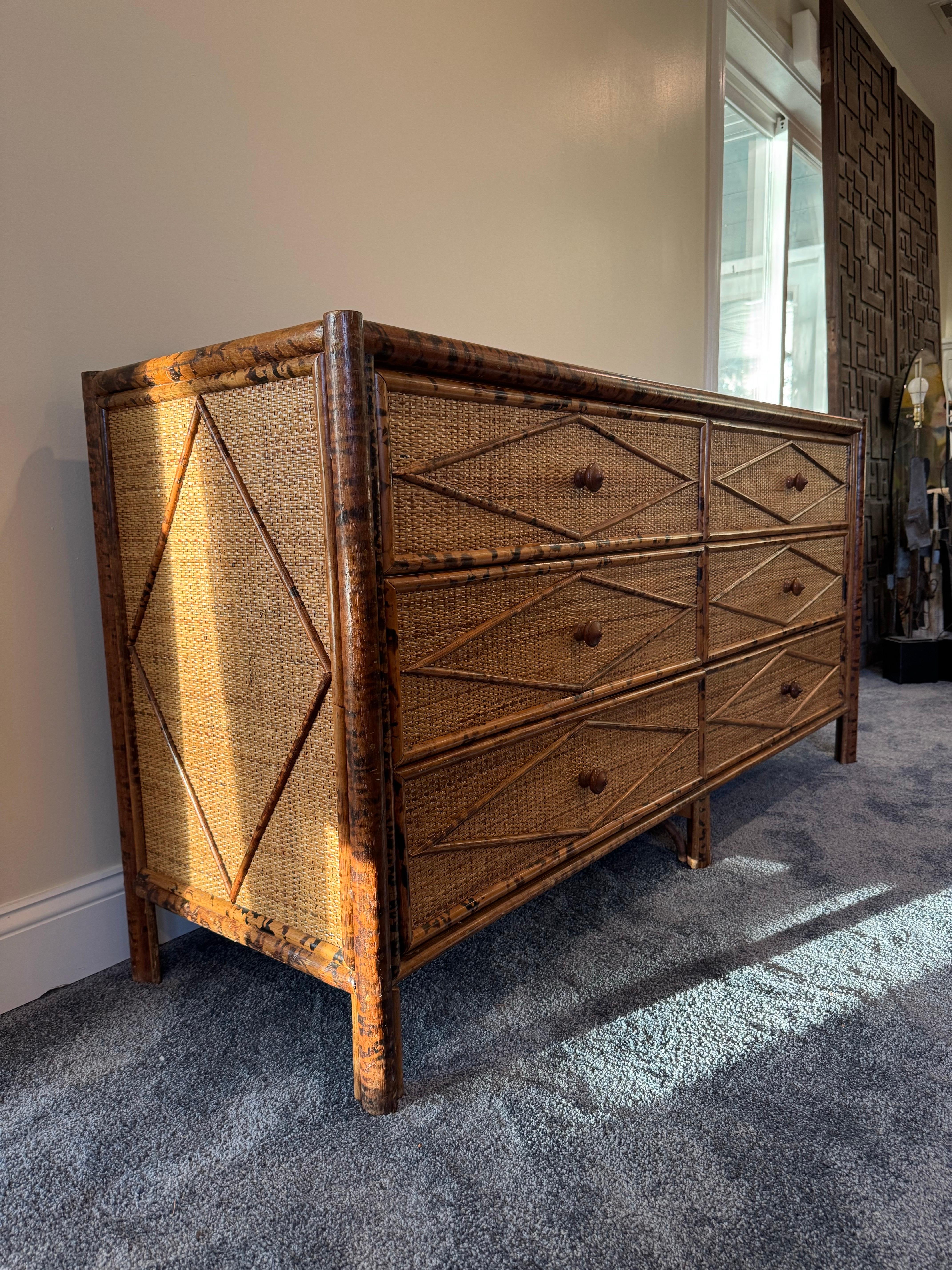 Comò Lowboy in stile British Colonial in bambù bruciato e rattan, vintage in vendita 1