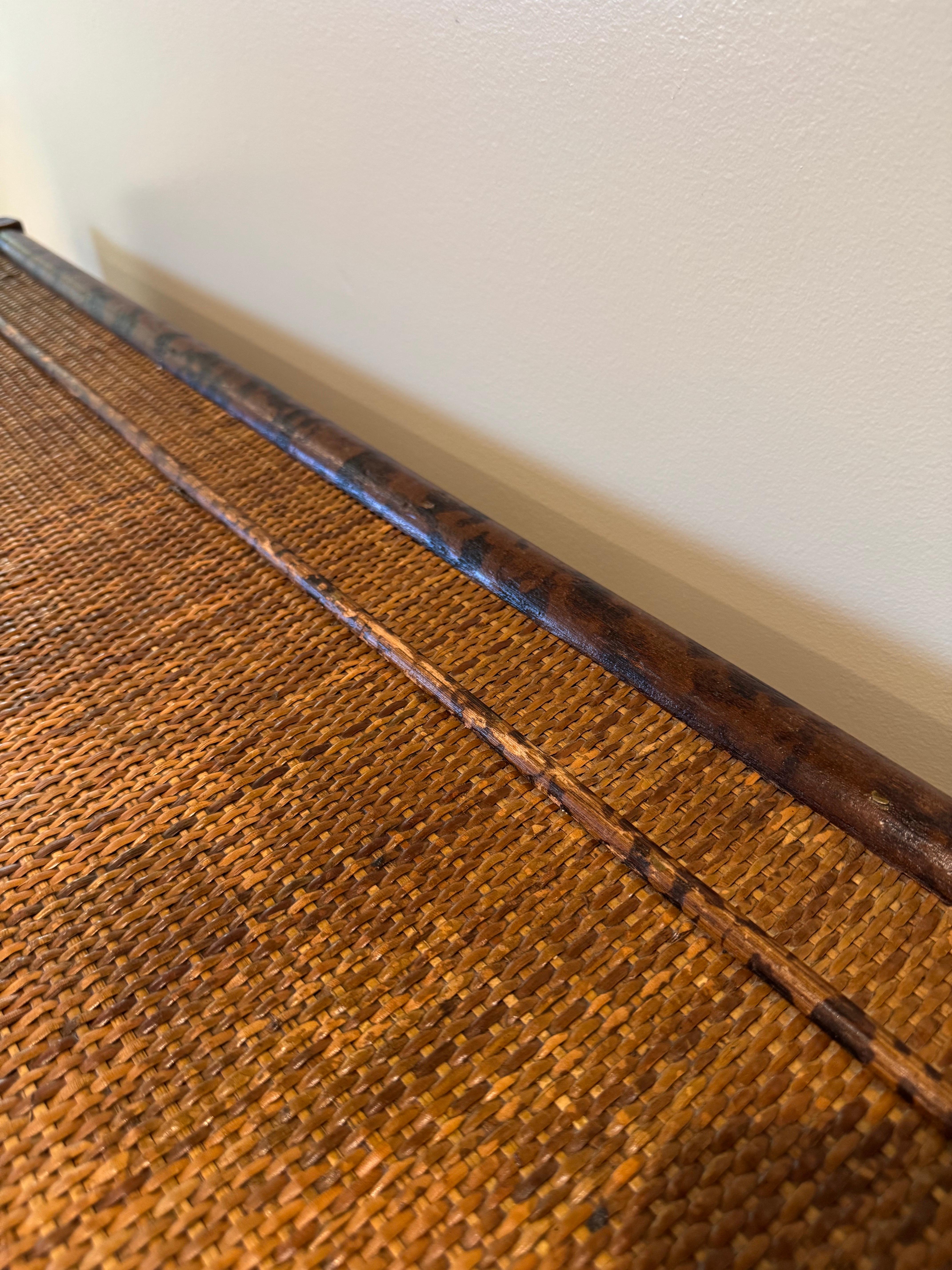 Comò Lowboy in stile British Colonial in bambù bruciato e rattan, vintage in vendita 2