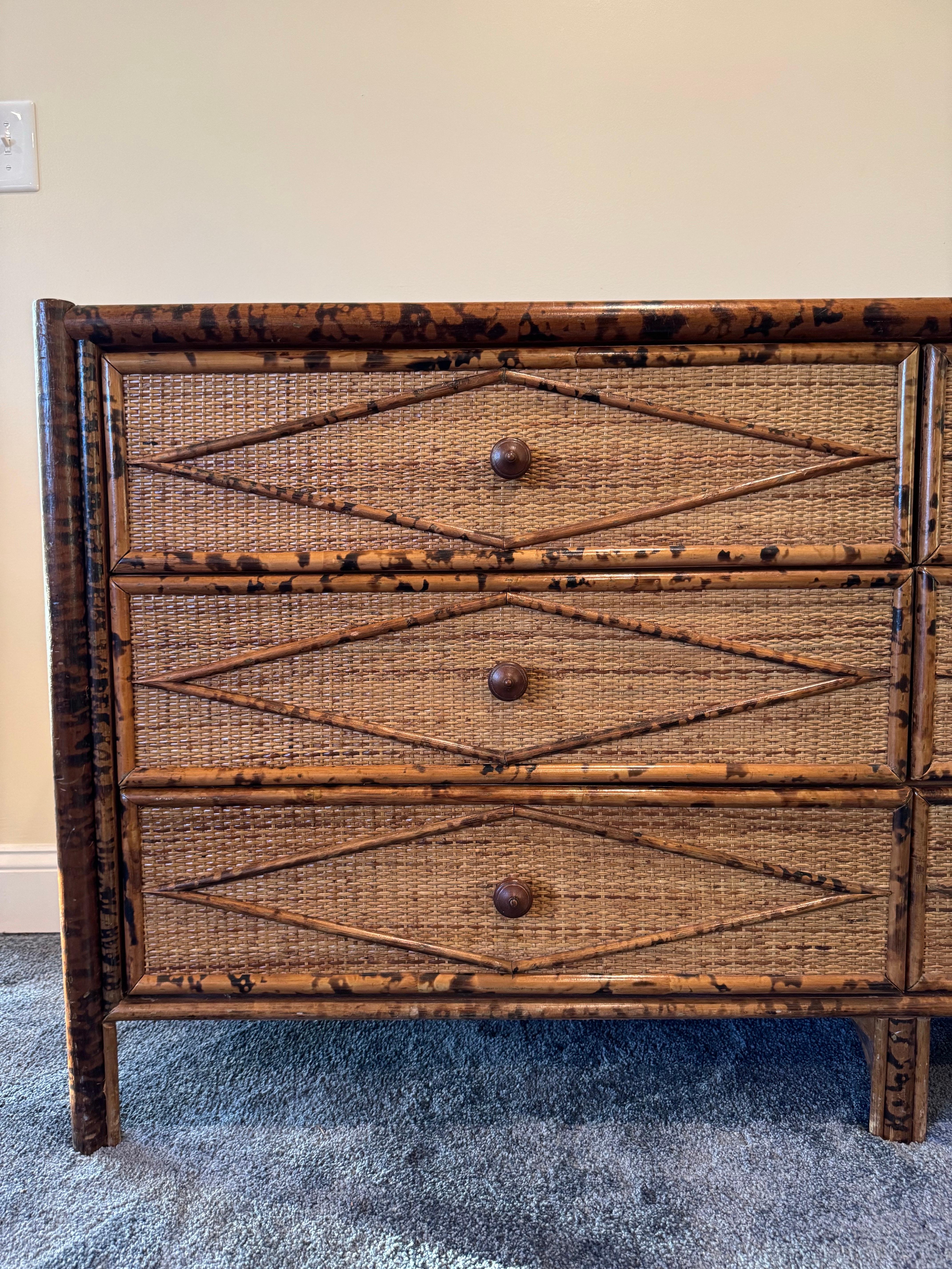 Comò Lowboy in stile British Colonial in bambù bruciato e rattan, vintage in vendita 3