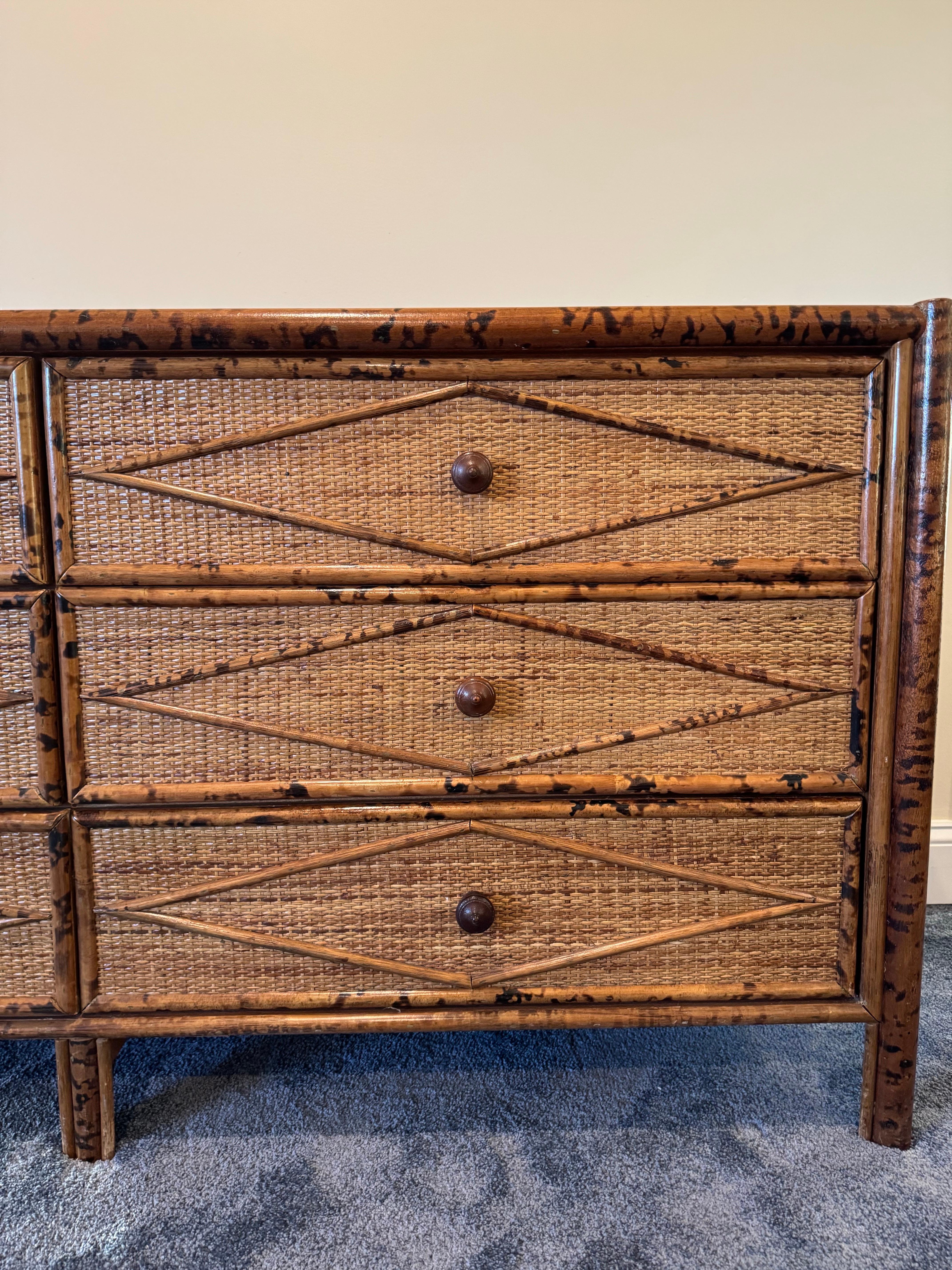Comò Lowboy in stile British Colonial in bambù bruciato e rattan, vintage in vendita 4
