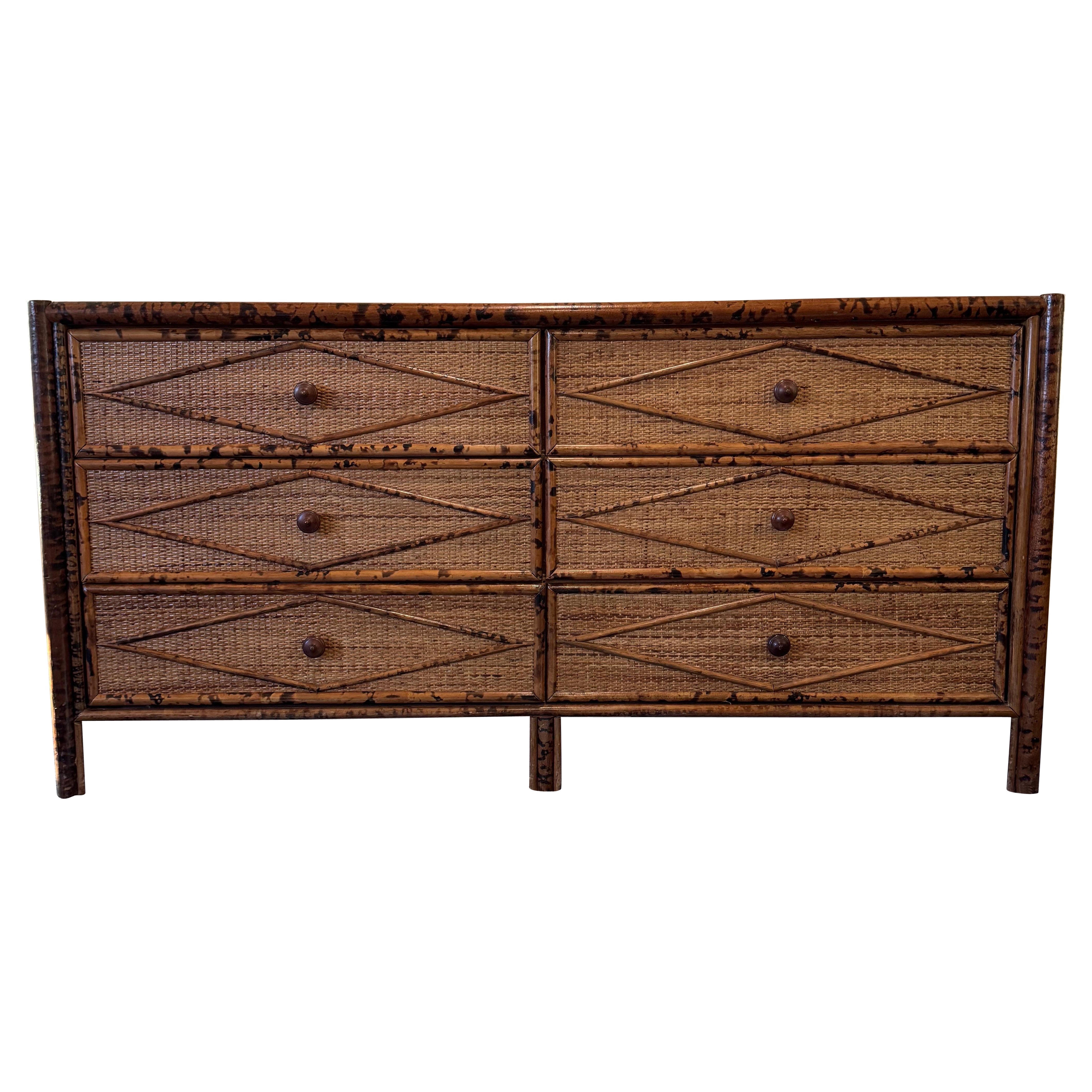 Comò Lowboy in stile British Colonial in bambù bruciato e rattan, vintage in vendita