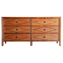 Commode basse vintage en bambou brûlé et rotin de style British Colonial