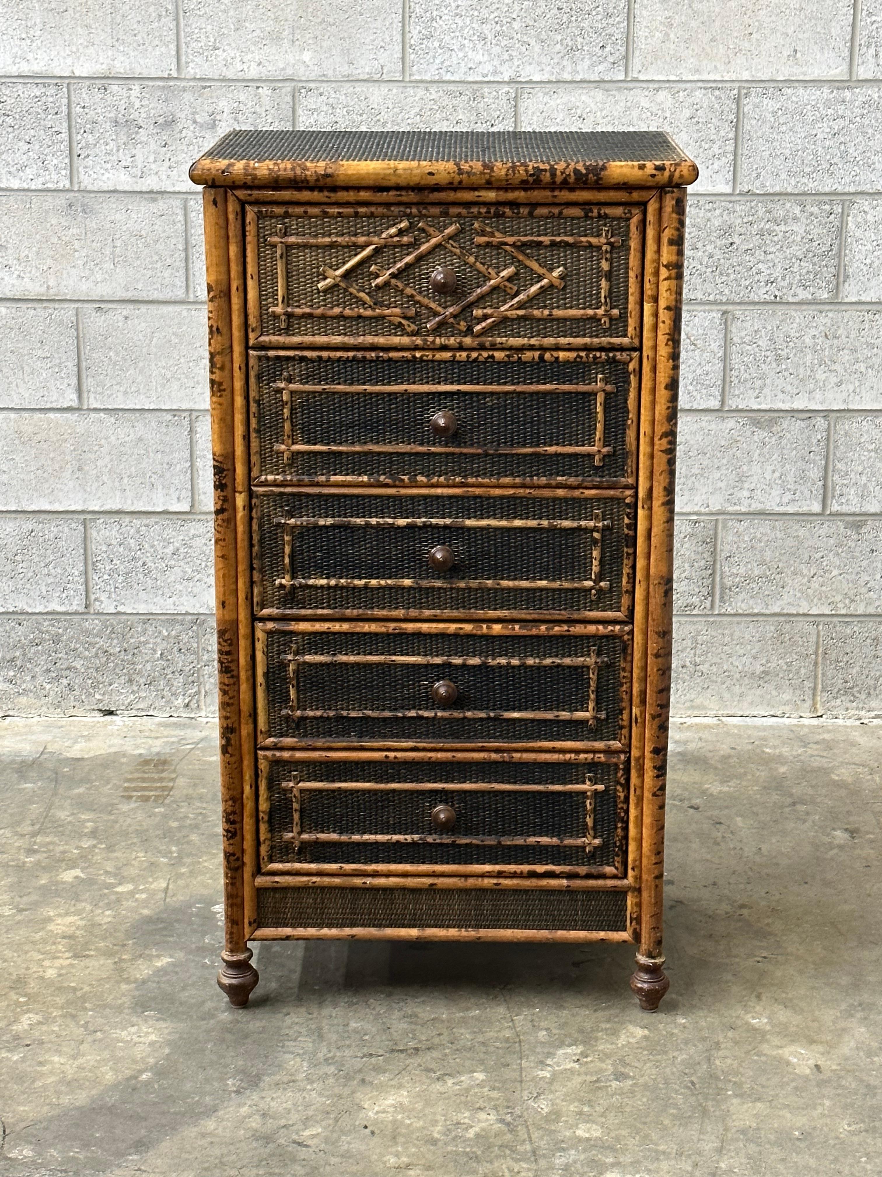 Vintage-Kommode im britischen Kolonialstil aus Bambus und Rattan. Fünf geräumige Schubladen, verkleidet mit Rattan und Bambusskelett. Wunderschönes geometrisches Muster in allen Bereichen. Würde in einer Vielzahl von Innenräumen funktionieren. Das