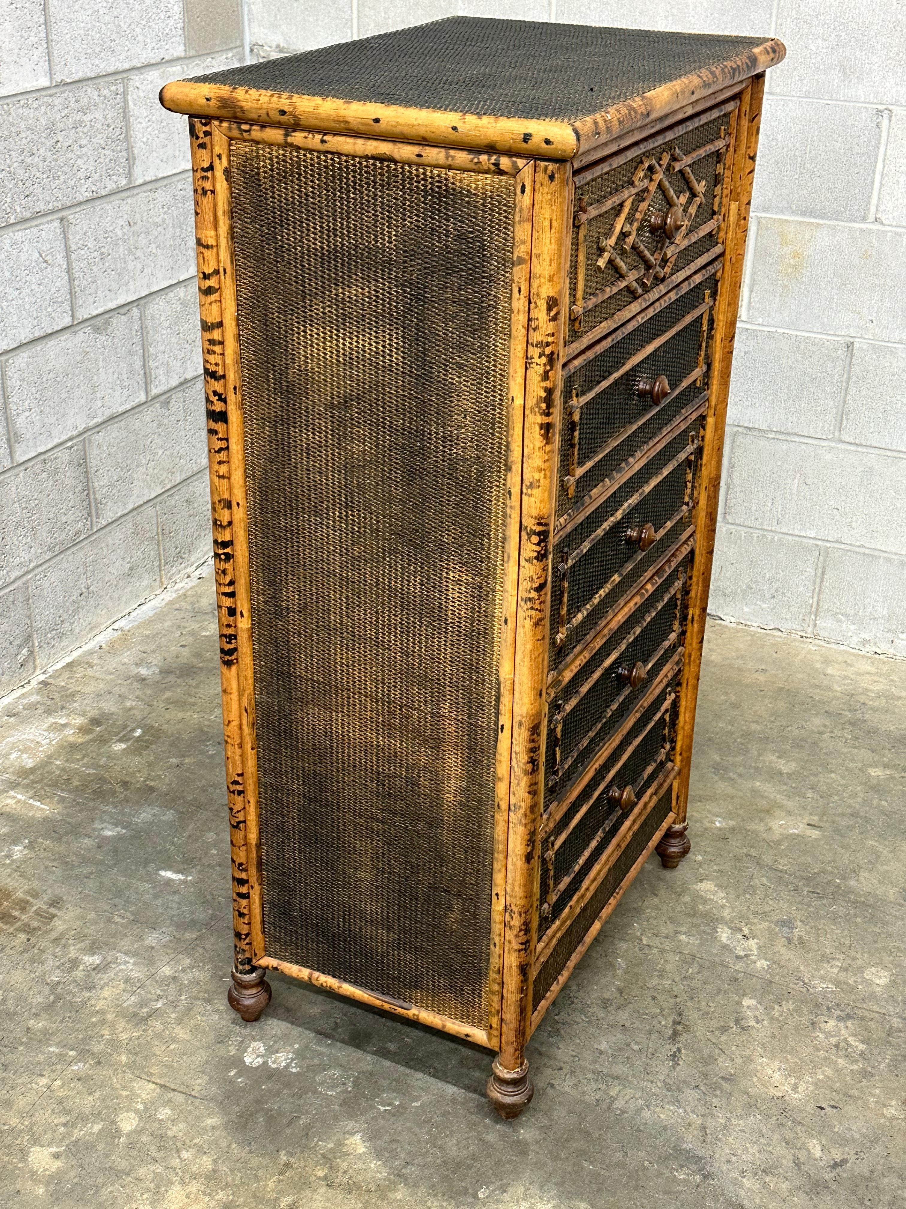 Vintage British Colonial Style Gebrannter Bambus und Rattan Hohe Truhe (Britisch Kolonial)