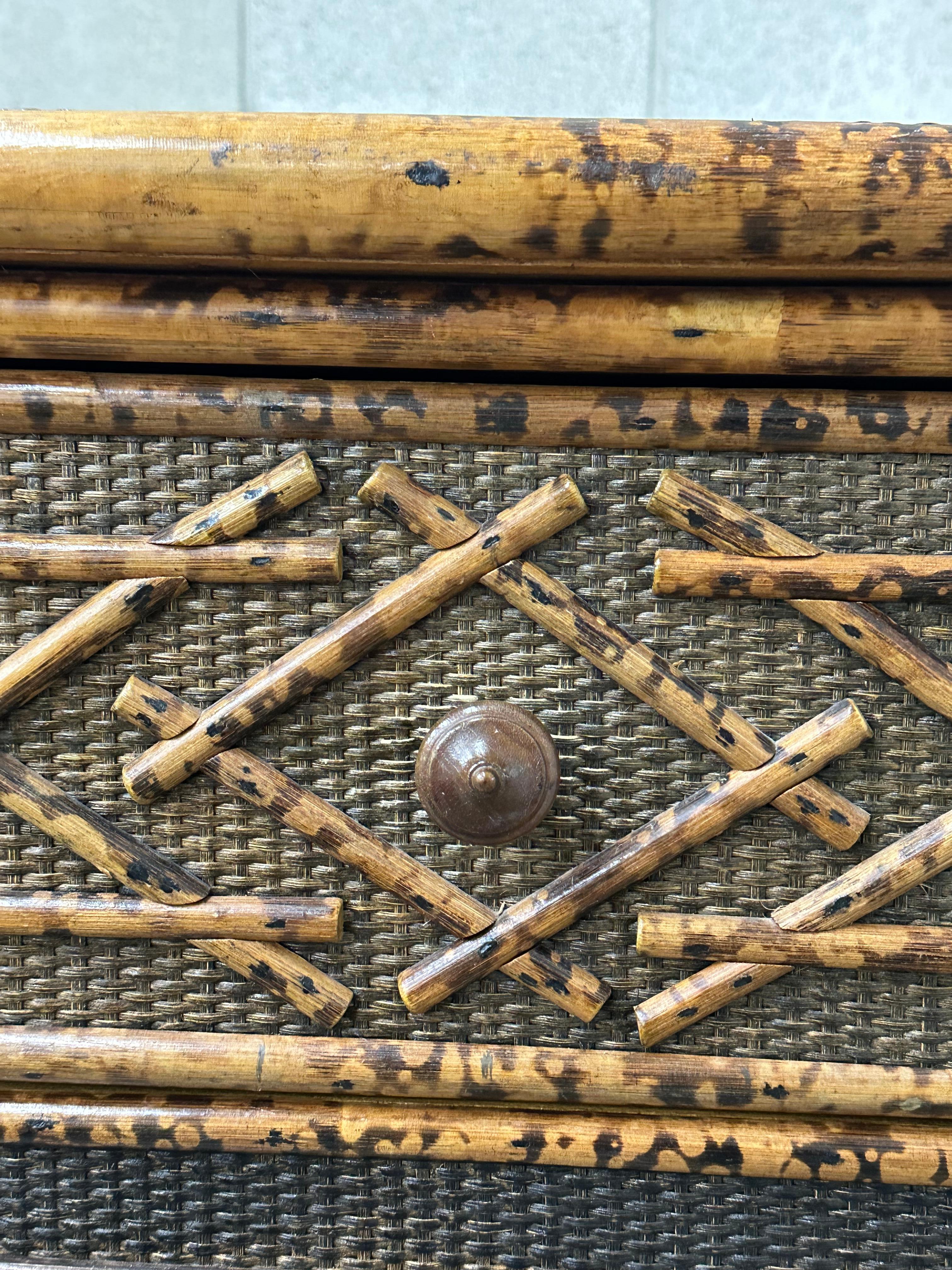 Vintage British Colonial Style Gebrannter Bambus und Rattan Hohe Truhe (Philippinisch)