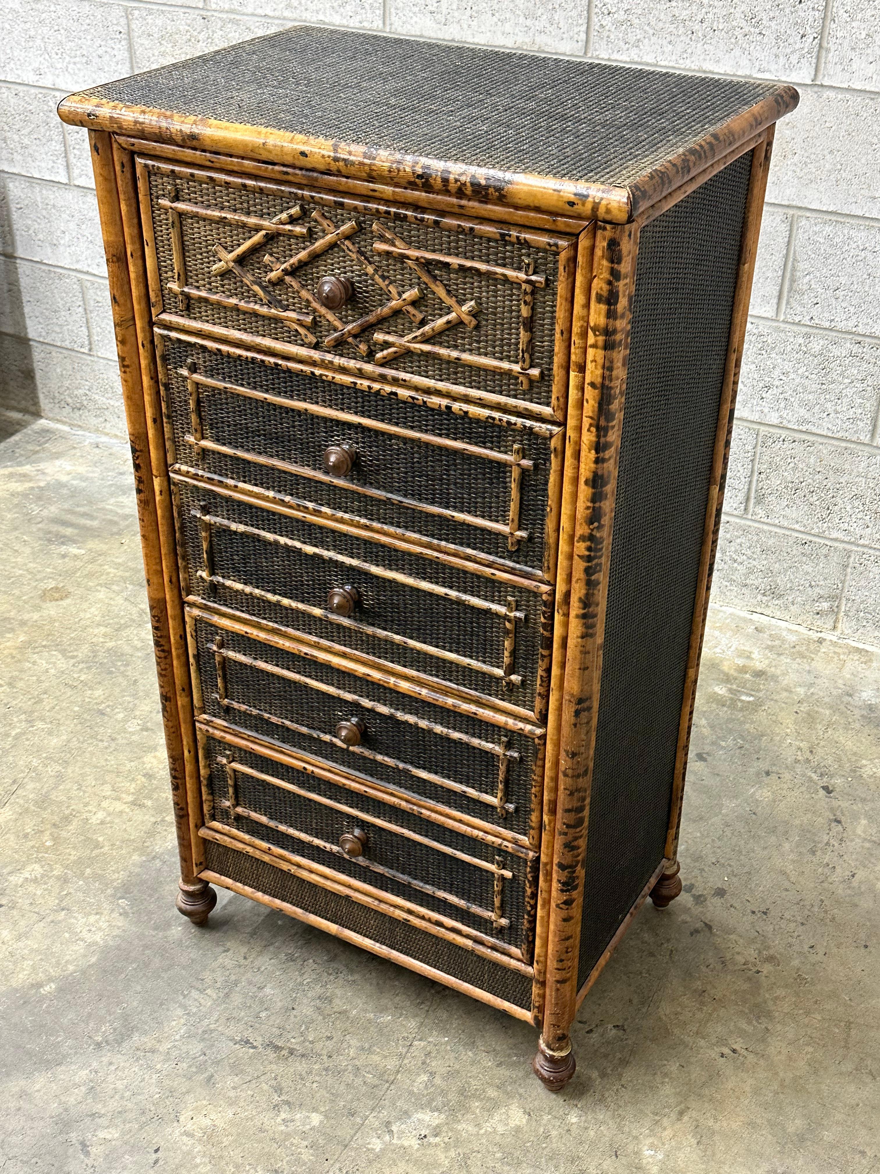 Vintage British Colonial Style Gebrannter Bambus und Rattan Hohe Truhe (Kunstbambus)