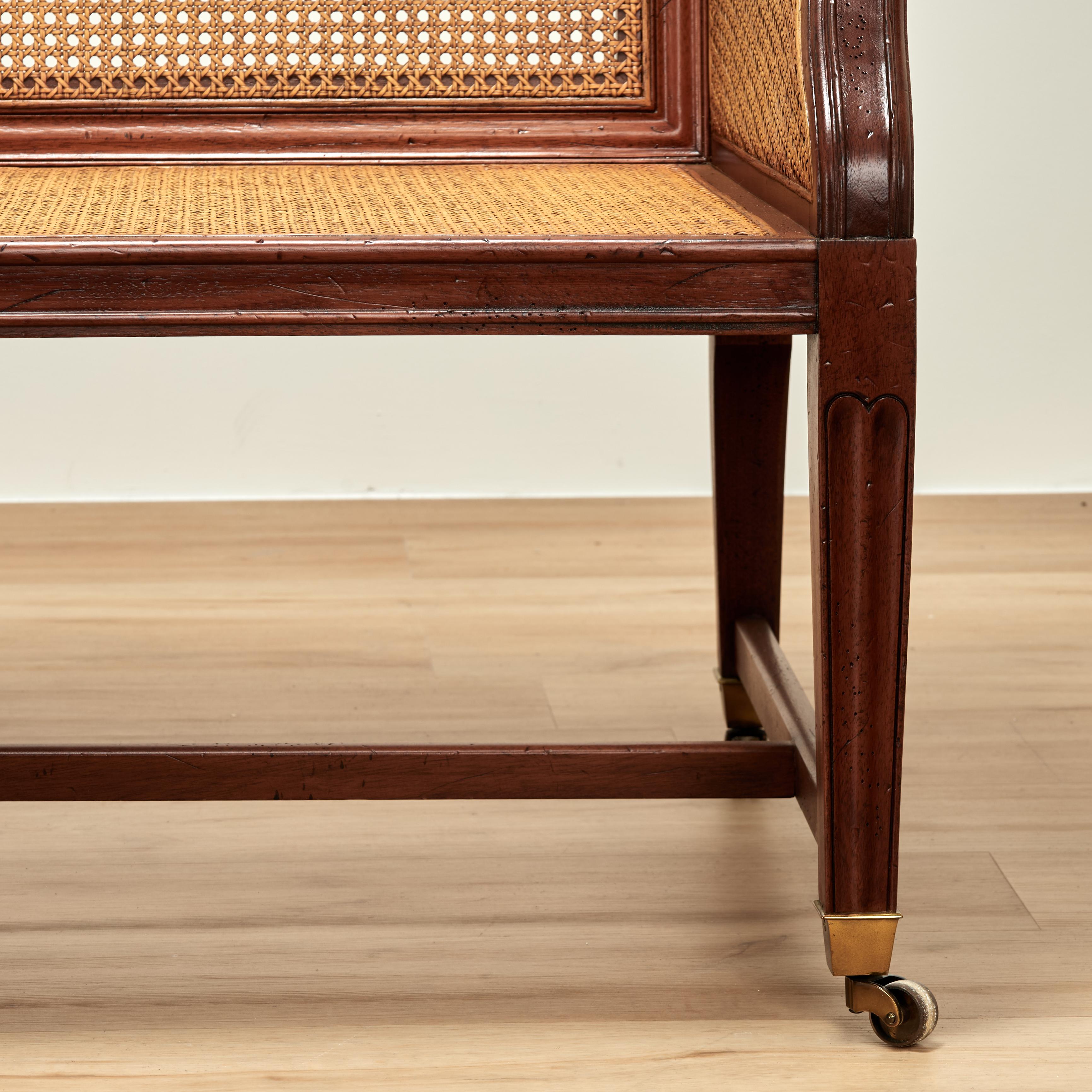 Divano o divano in stile British Colonial d'epoca con doghe in vendita 4