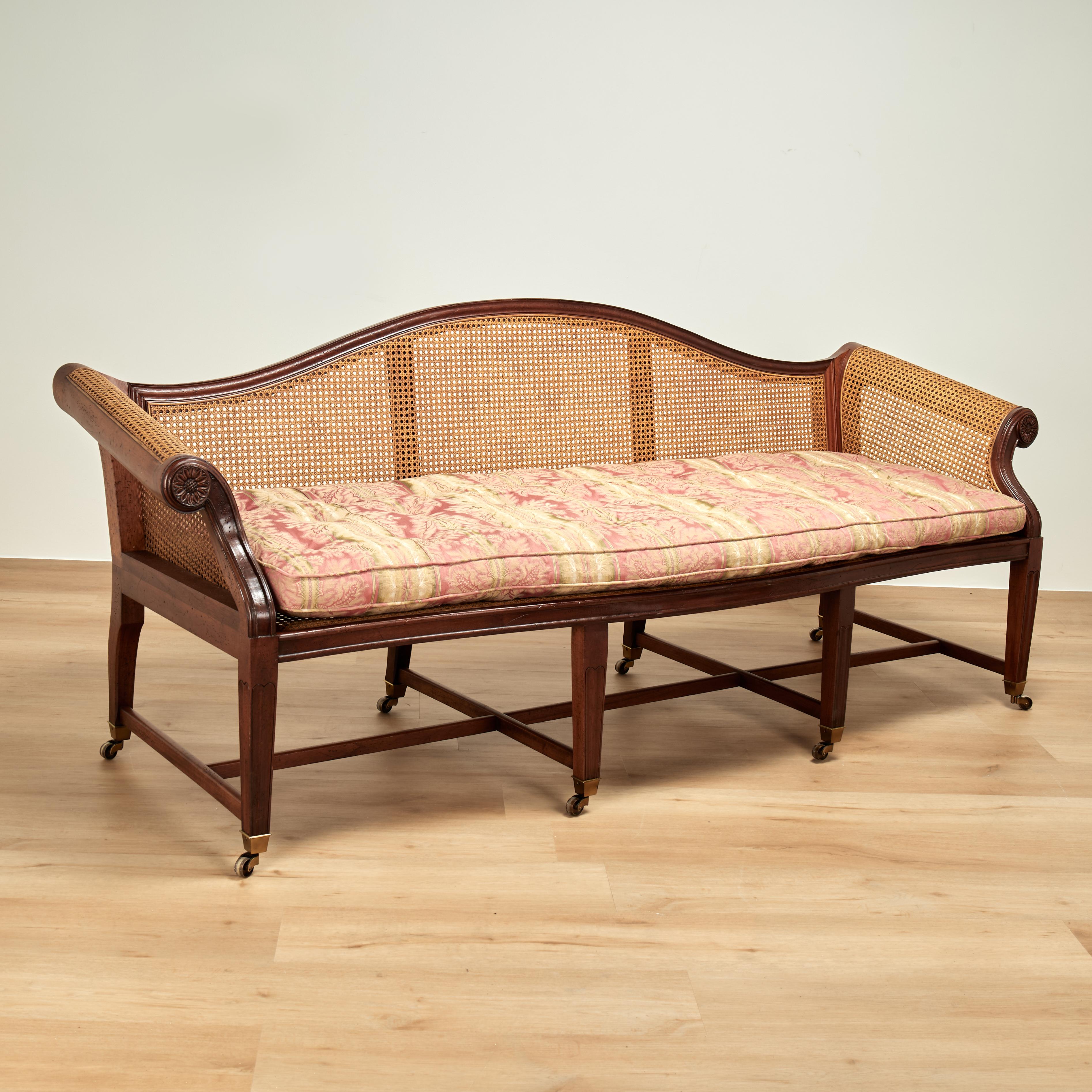 Coloniale britannico Divano o divano in stile British Colonial d'epoca con doghe in vendita