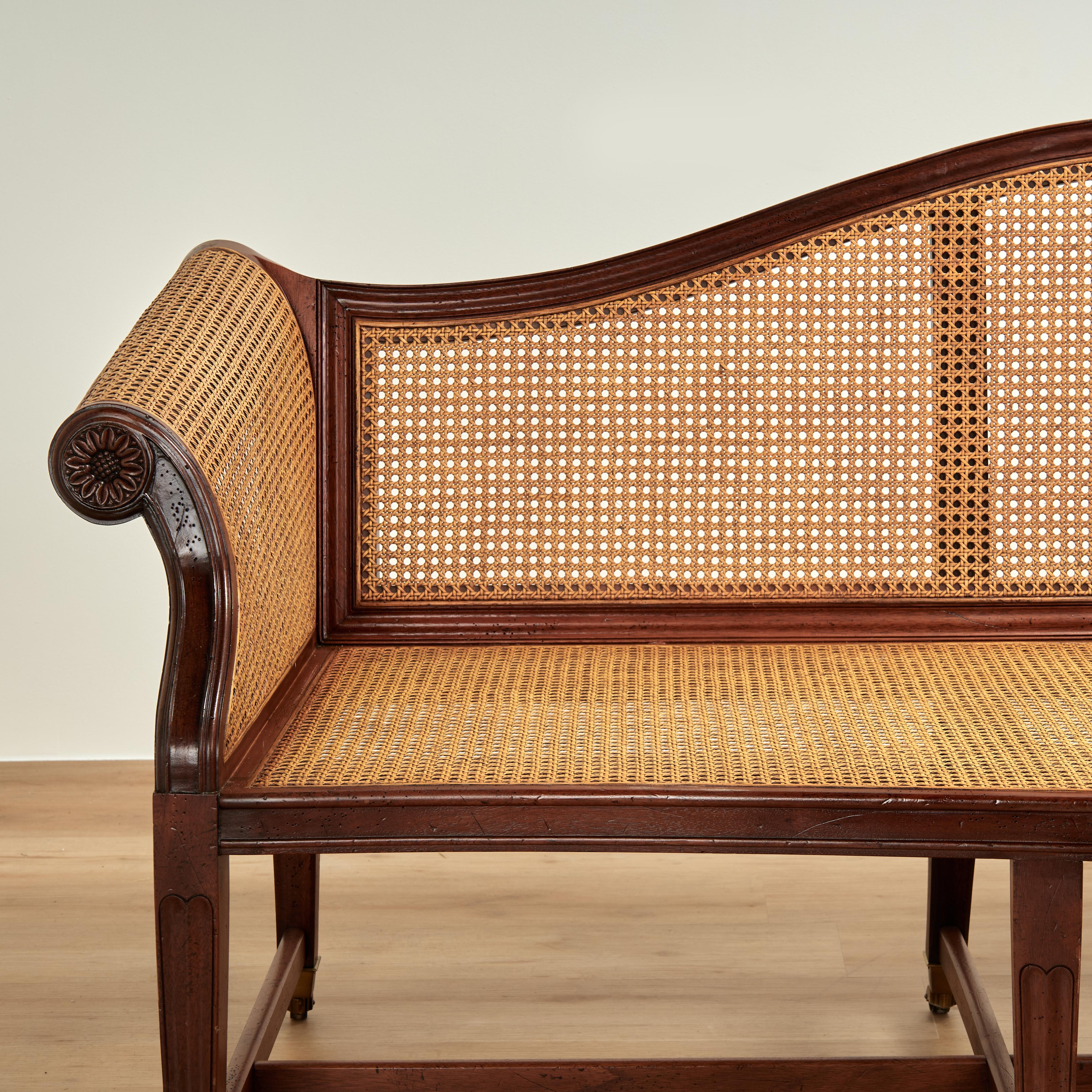 Divano o divano in stile British Colonial d'epoca con doghe In condizioni buone in vendita a Palm Beach, FL
