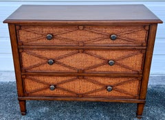 Commode vintage de style British Colonial, signée Henry Link
