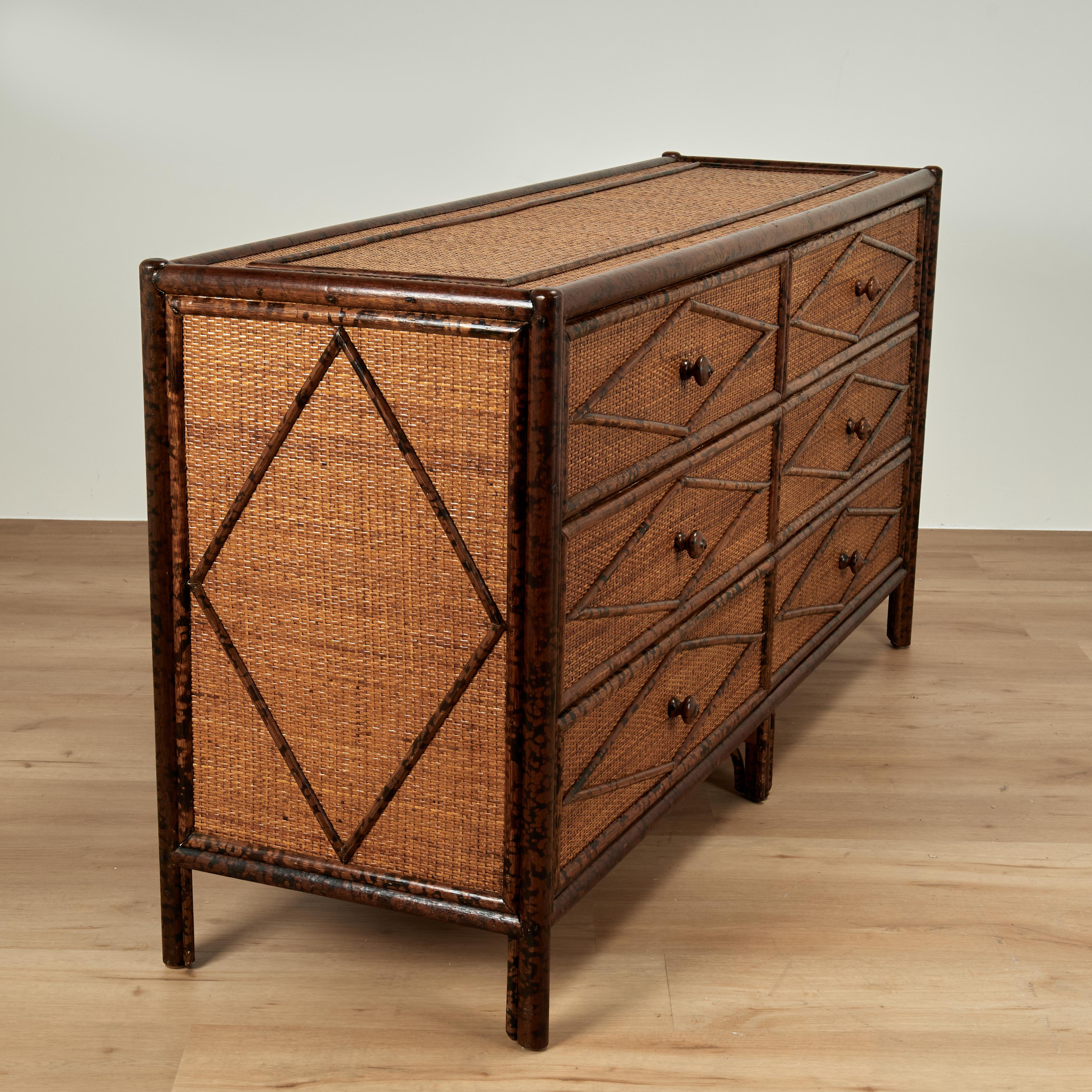 Cassettone o cassapanca in stile British Colonial in finto bambù e tela d'erba in vendita 2