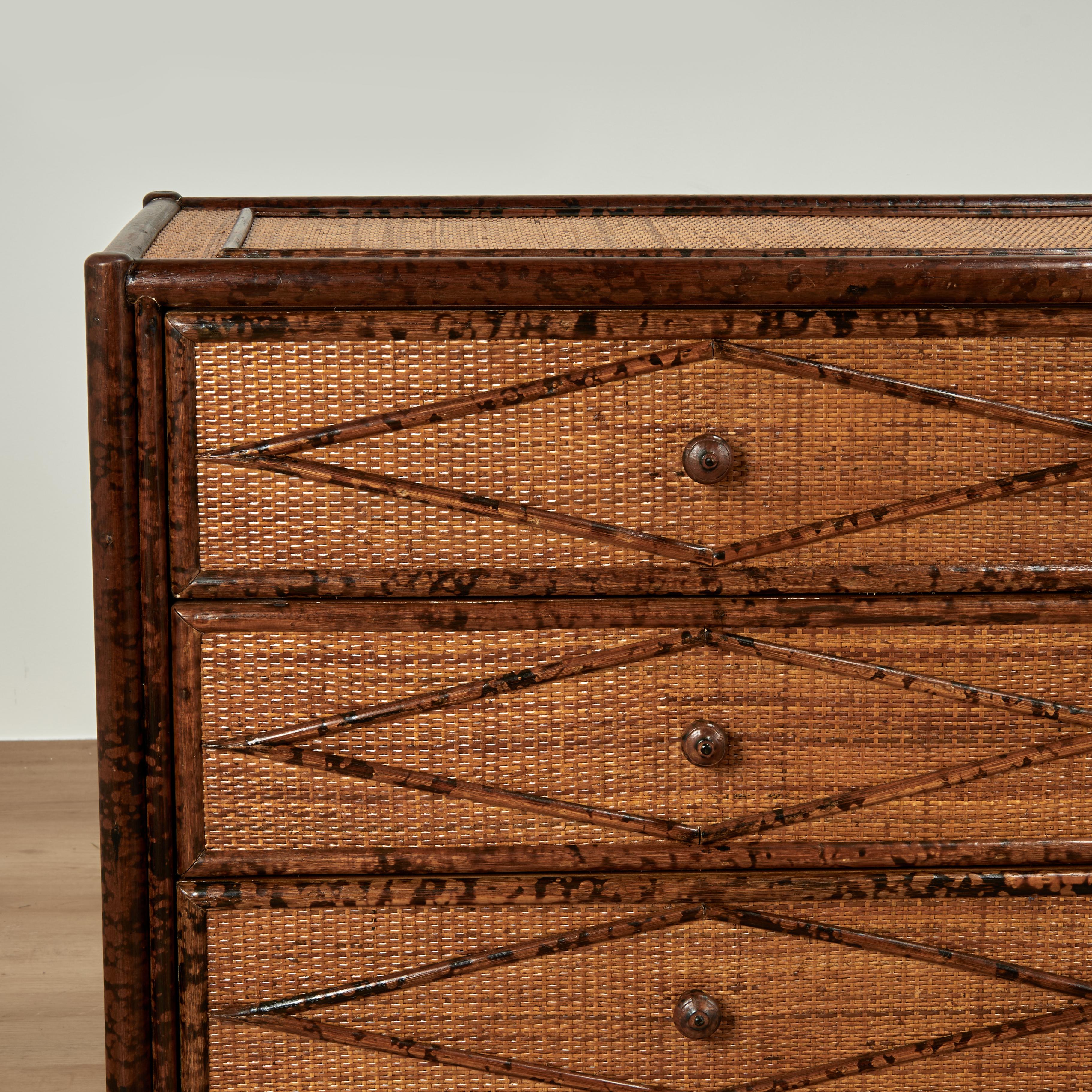 Coloniale britannico Cassettone o cassapanca in stile British Colonial in finto bambù e tela d'erba in vendita