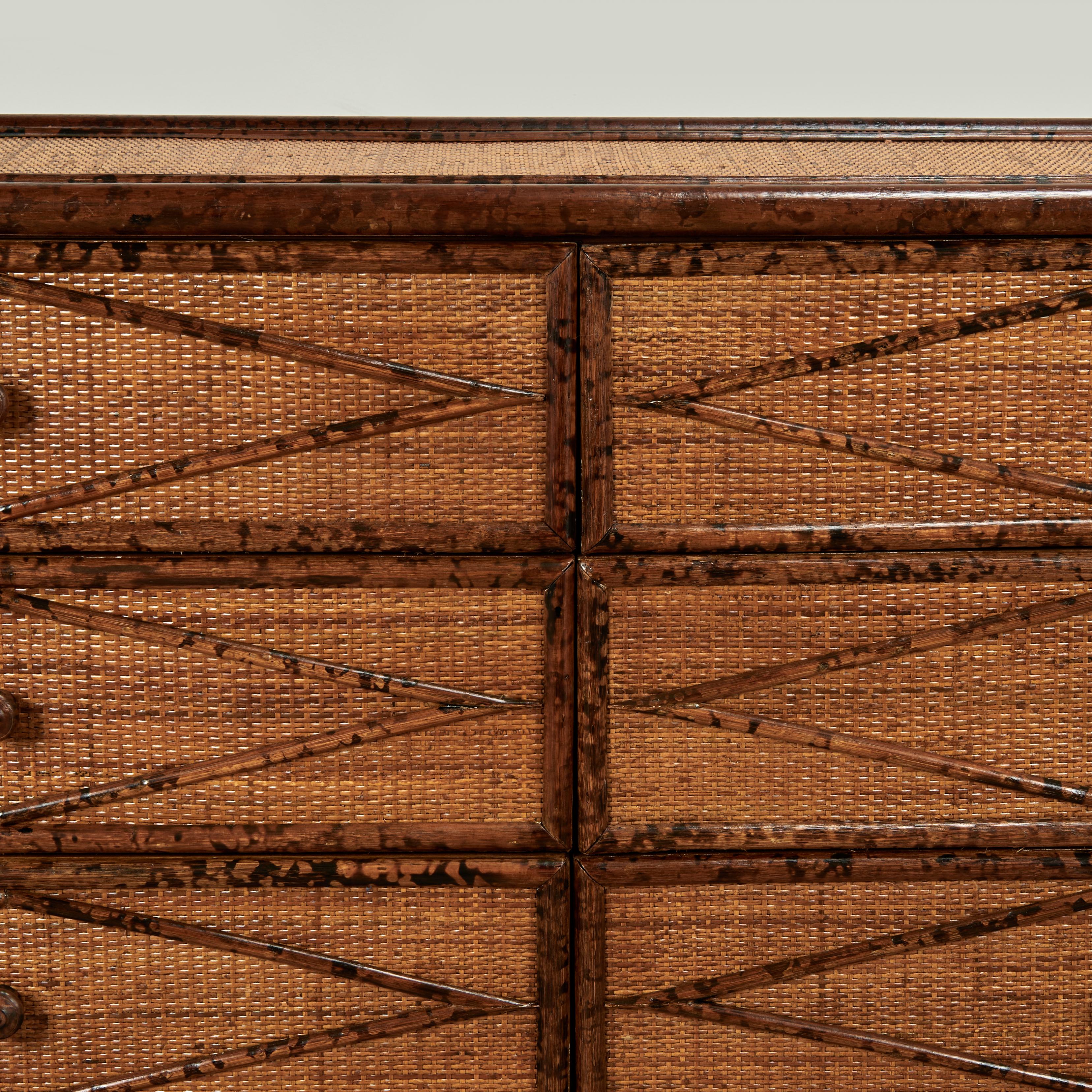 Filippino Cassettone o cassapanca in stile British Colonial in finto bambù e tela d'erba in vendita