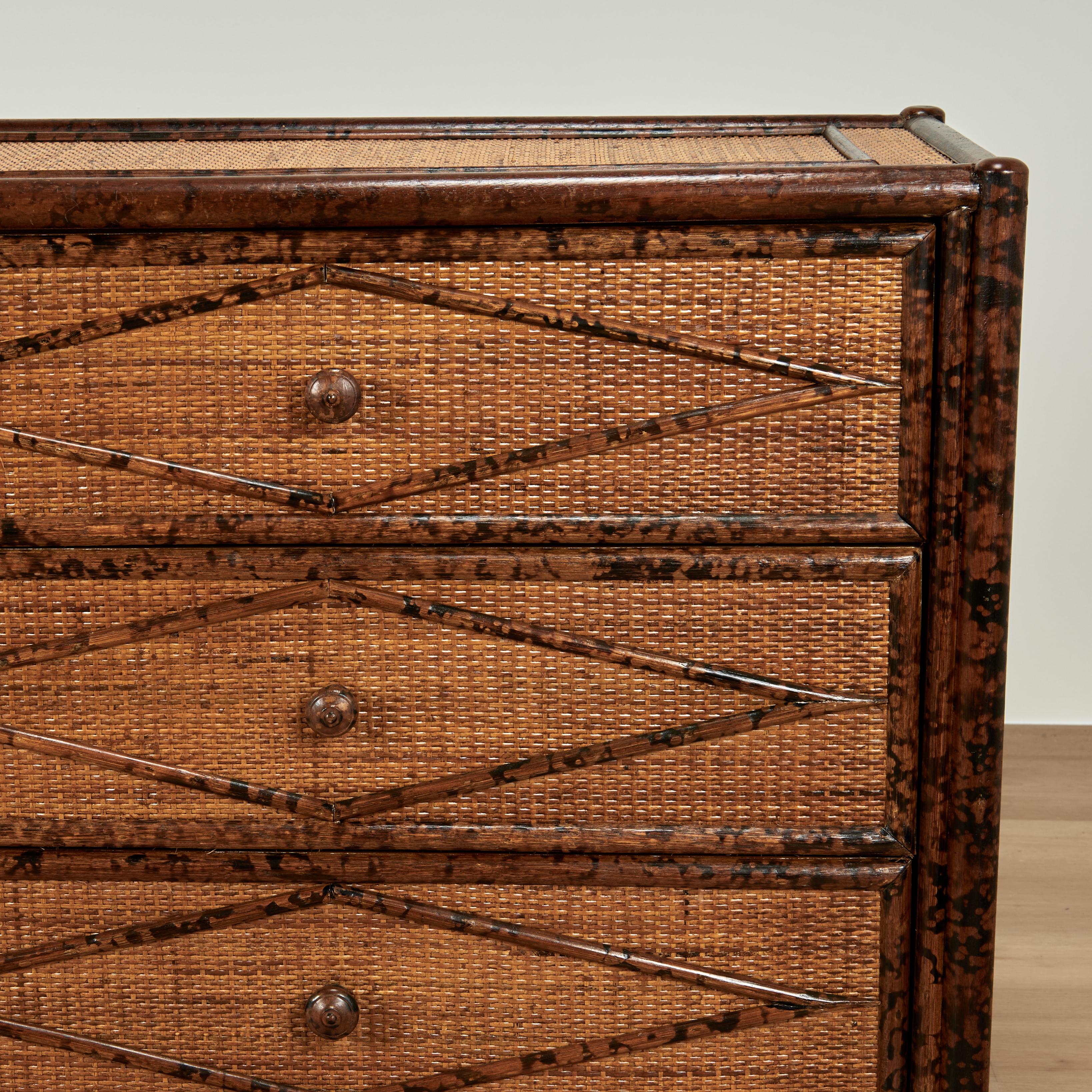 Fatto a mano Cassettone o cassapanca in stile British Colonial in finto bambù e tela d'erba in vendita