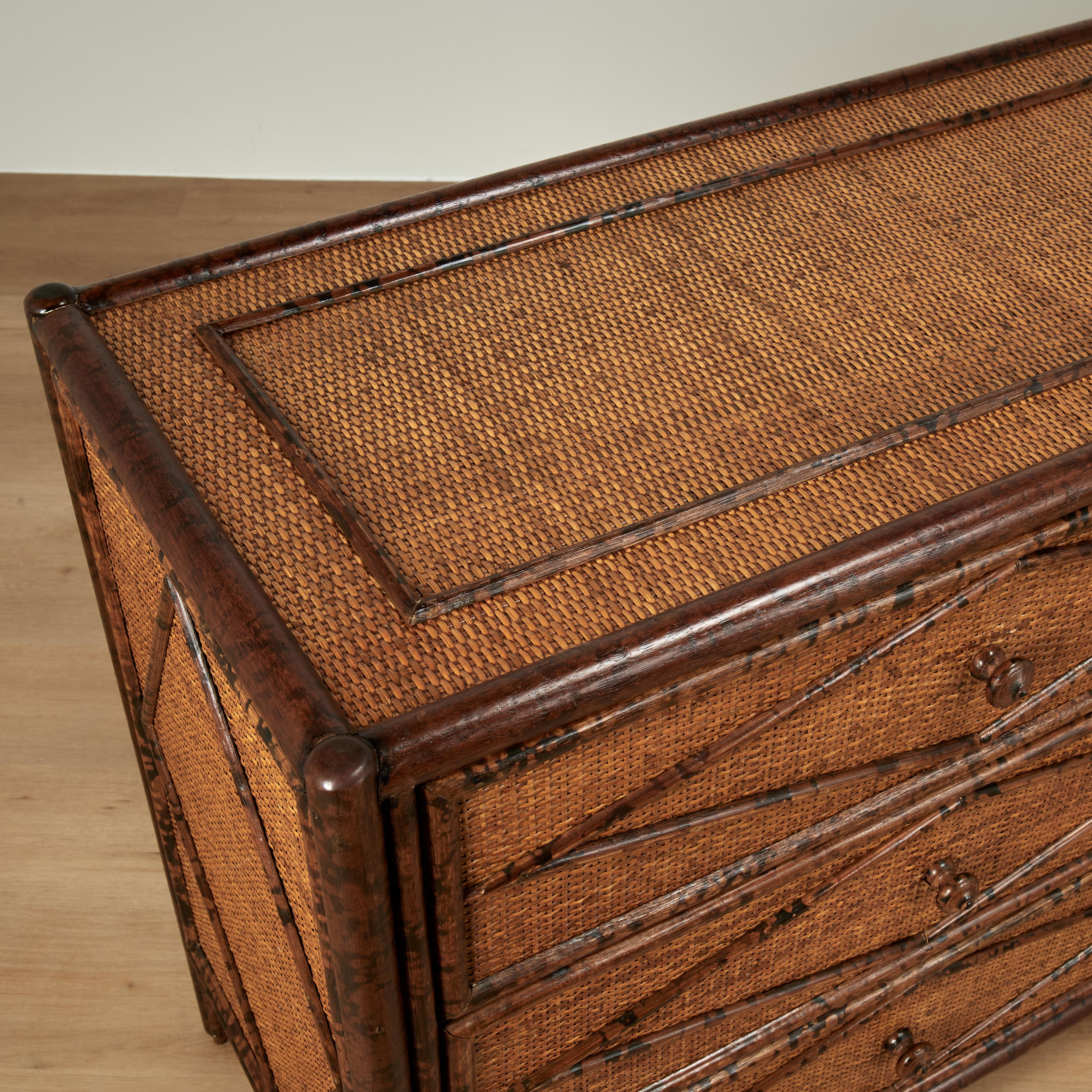 Cassettone o cassapanca in stile British Colonial in finto bambù e tela d'erba In condizioni buone in vendita a Palm Beach, FL