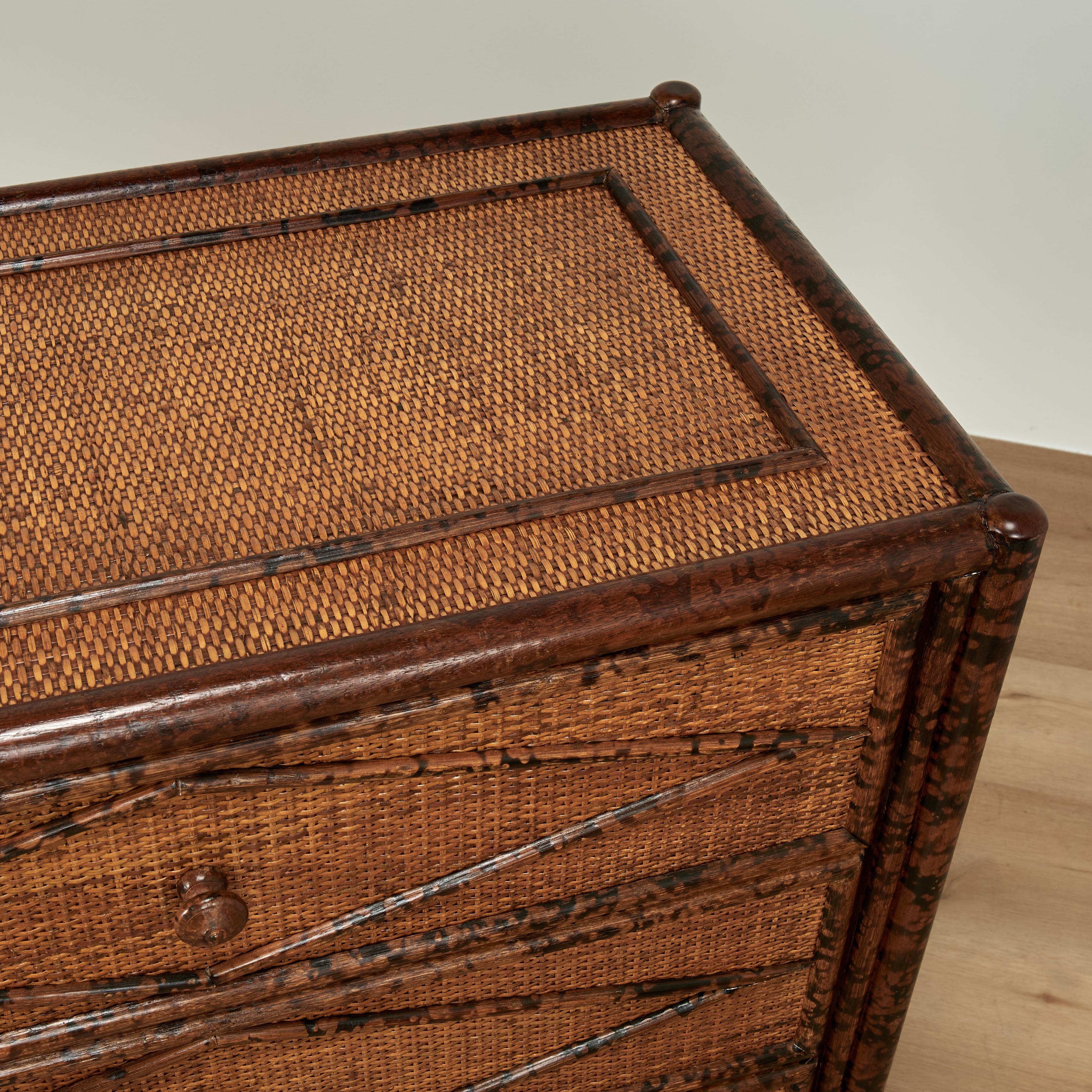 XX secolo Cassettone o cassapanca in stile British Colonial in finto bambù e tela d'erba in vendita