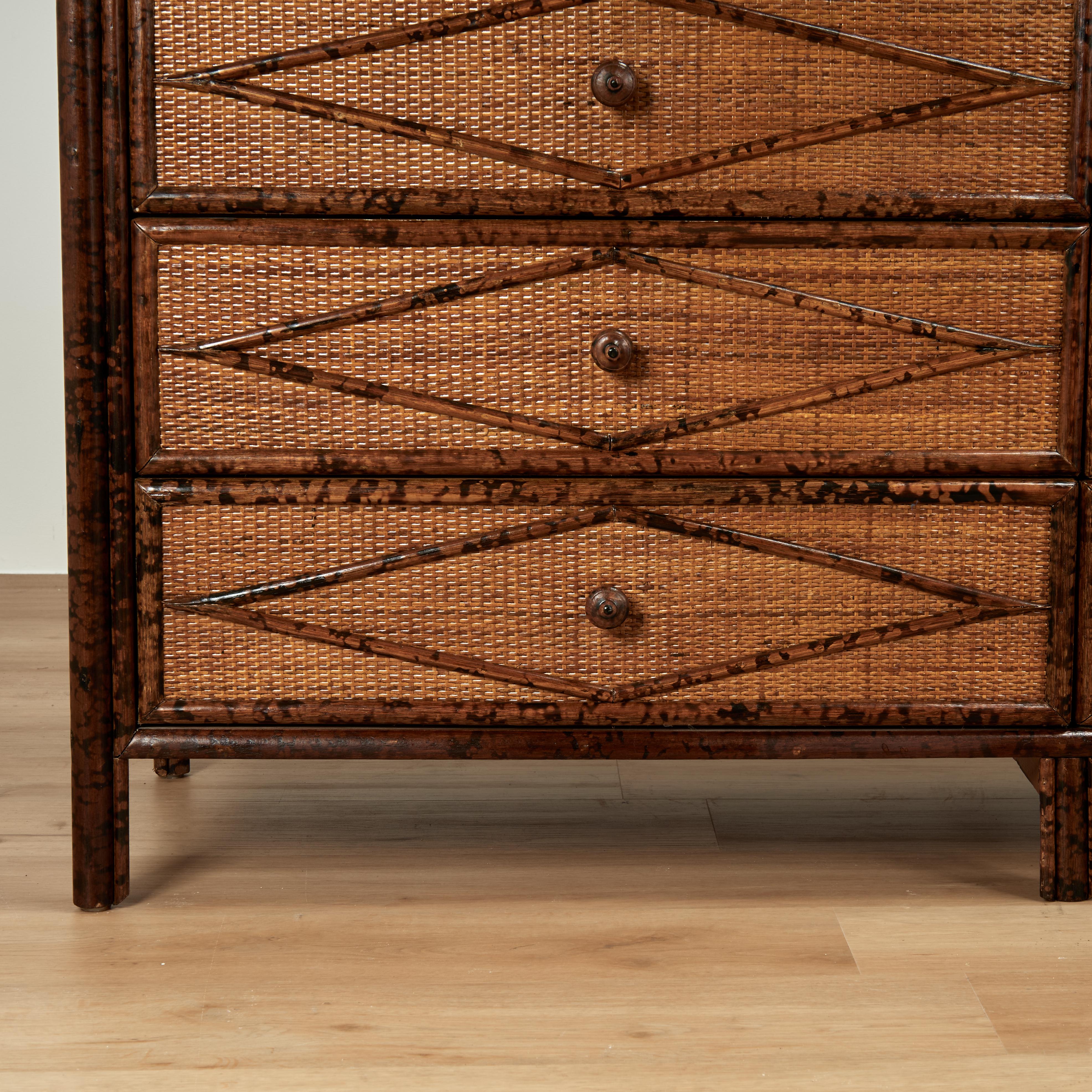 Tessuto vegetale Cassettone o cassapanca in stile British Colonial in finto bambù e tela d'erba in vendita