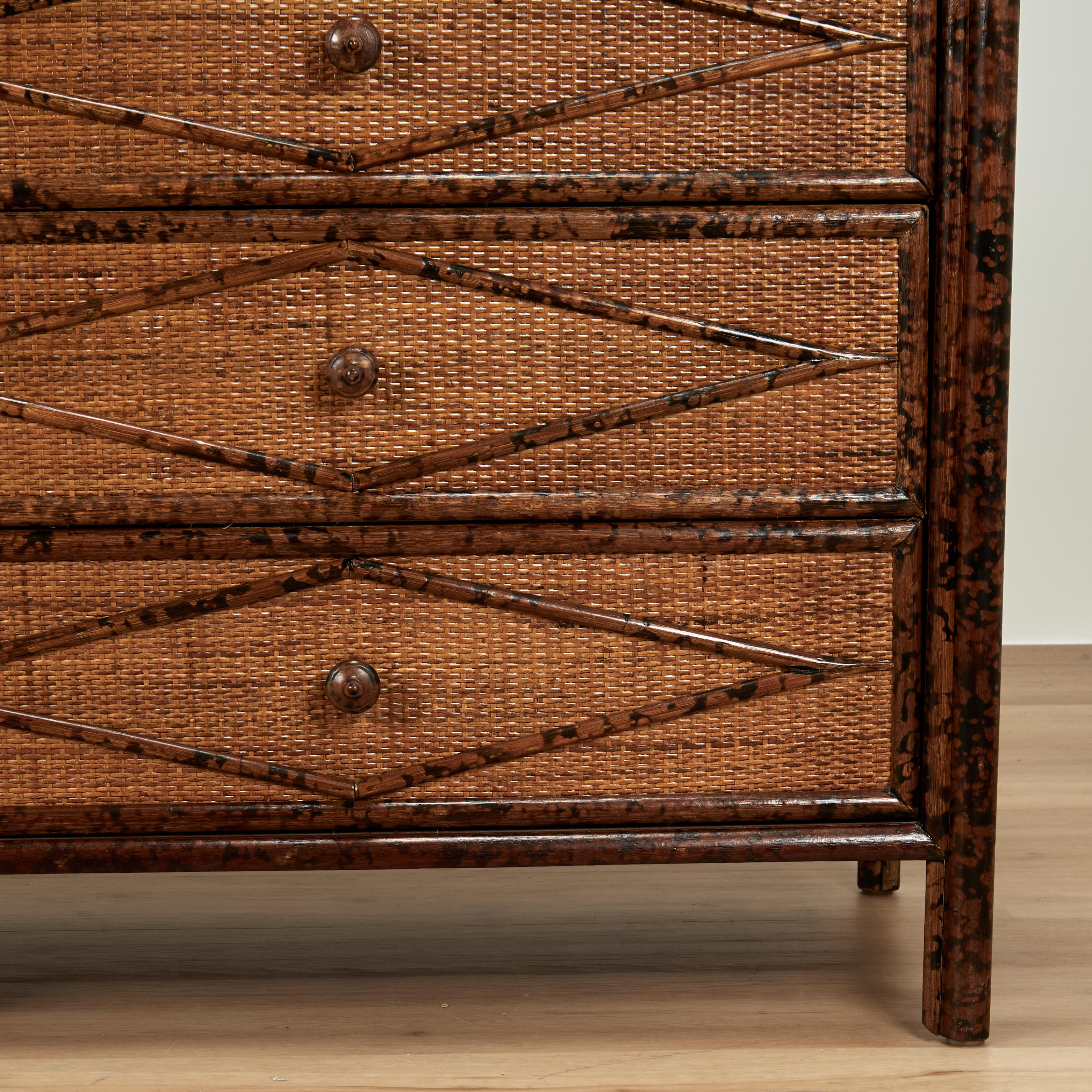 Cassettone o cassapanca in stile British Colonial in finto bambù e tela d'erba in vendita 1