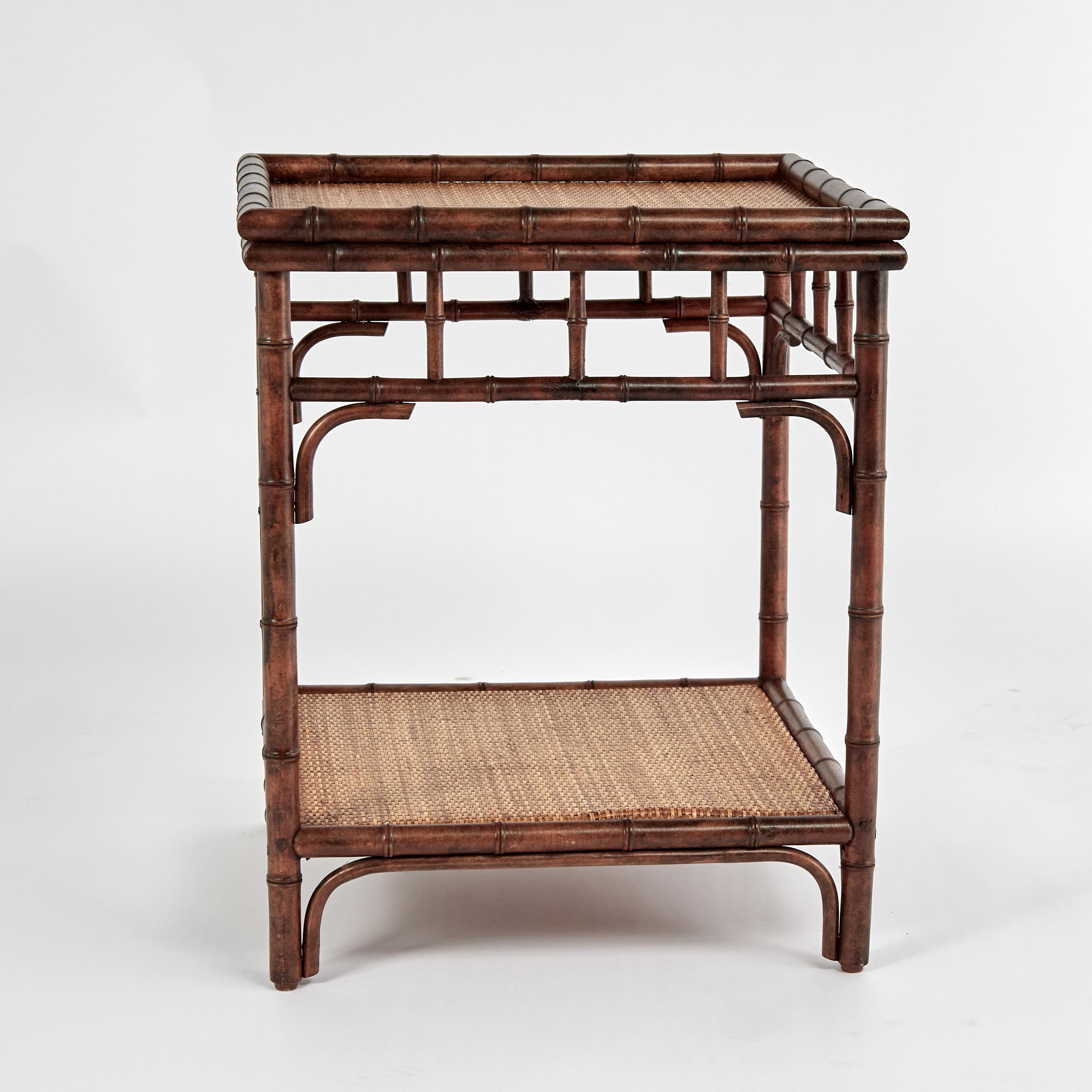 Vintage British Colonial Style Faux Bambus und Grasscloth Stand (Britisch Kolonial) im Angebot