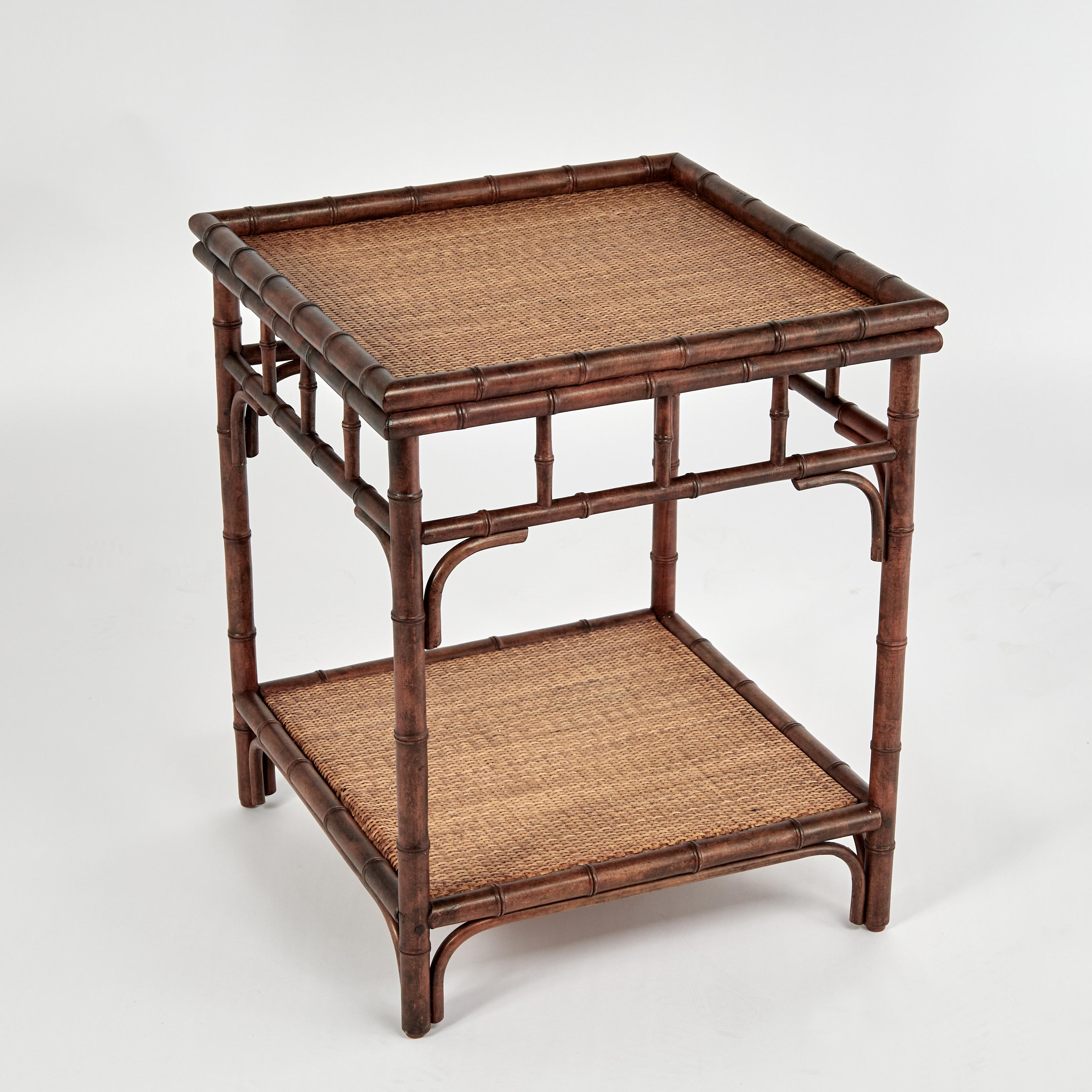 Vintage British Colonial Style Faux Bambus und Grasscloth Stand (Handgefertigt) im Angebot