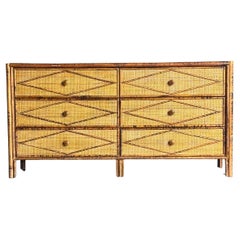 Commode basse vintage de style British Colonial en faux bambou brûlé et rotin