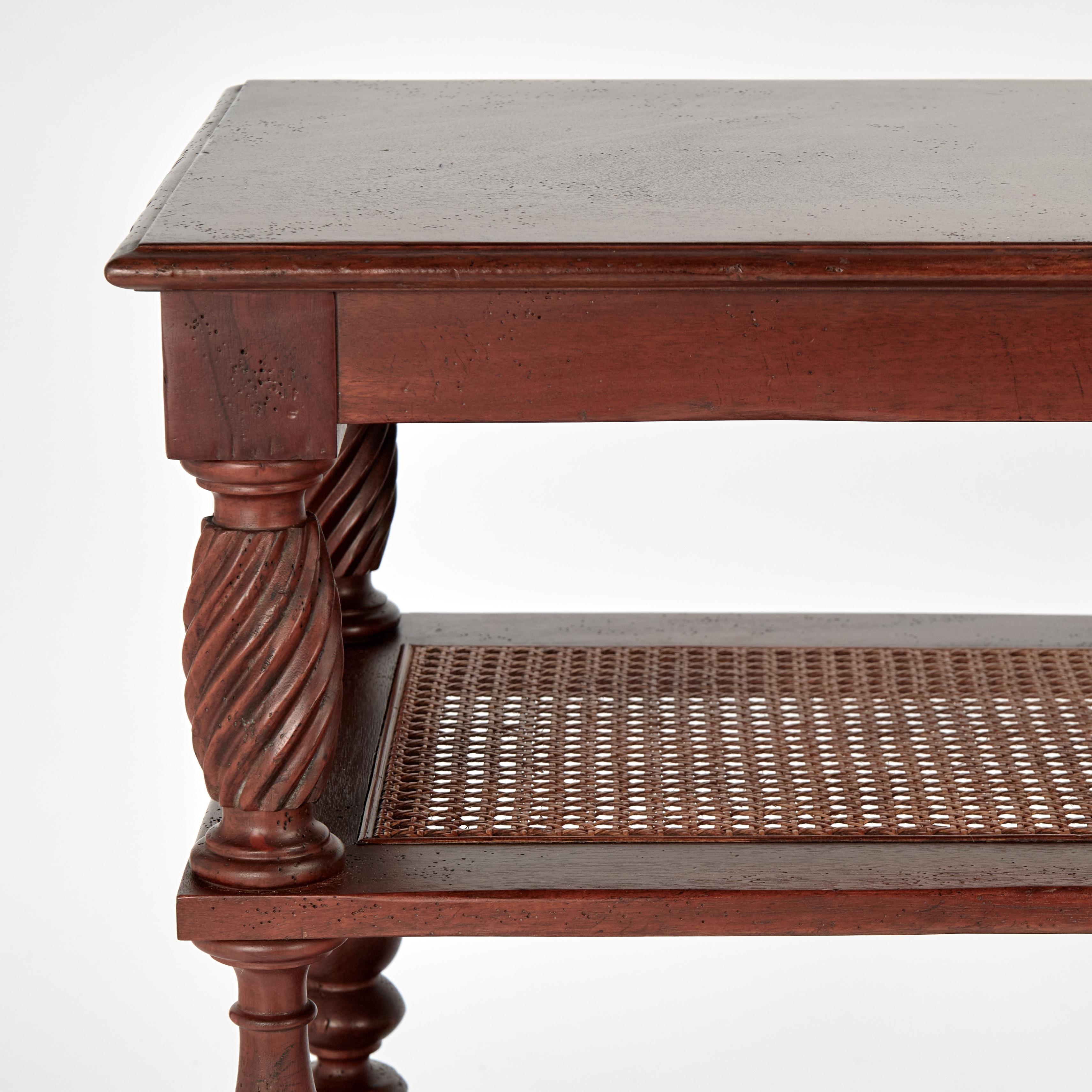 Vintage British Colonial Style Three Tiered Stand By Milling Road (Britisch Kolonial) im Angebot