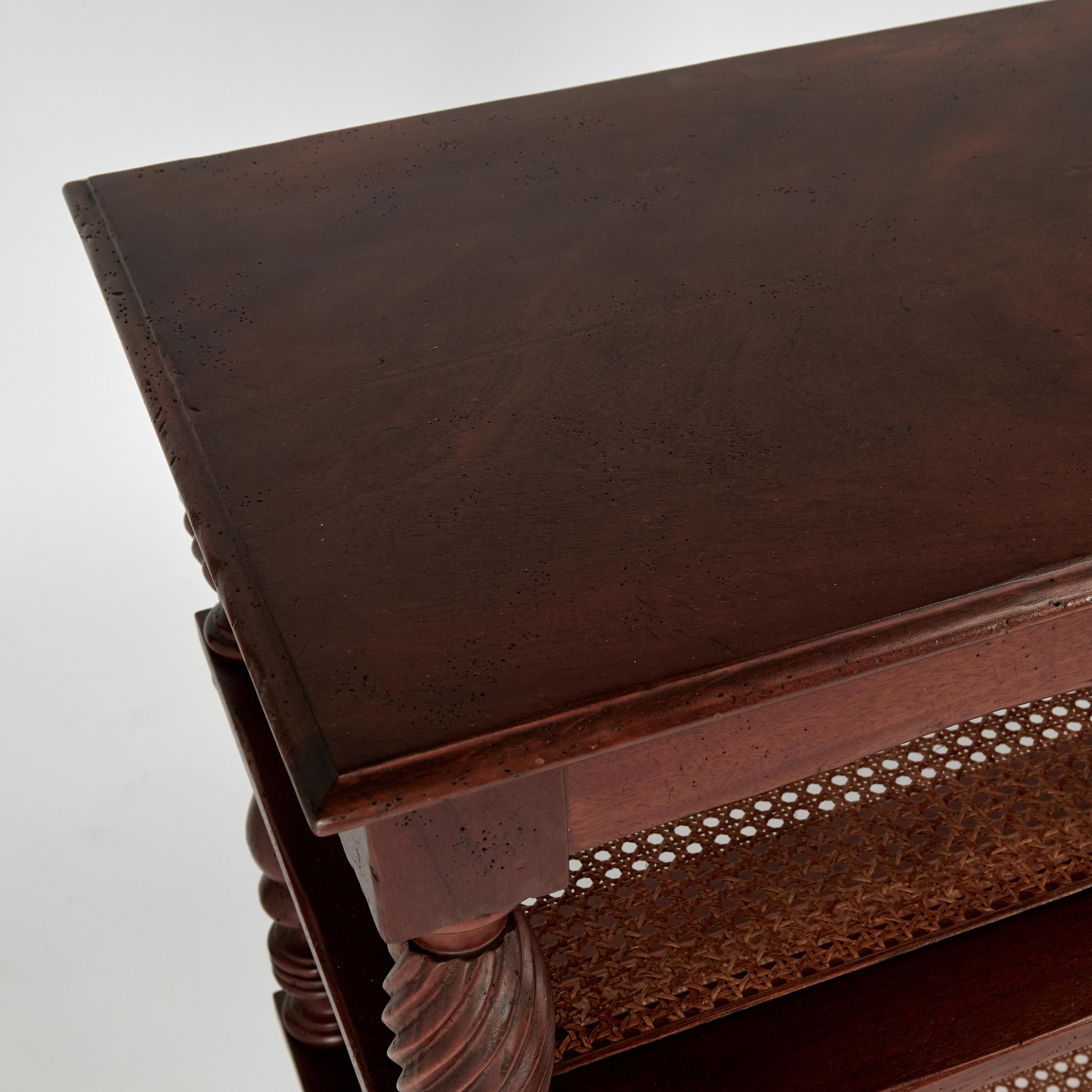 Vintage British Colonial Style Three Tiered Stand By Milling Road im Zustand „Gut“ im Angebot in Palm Beach, FL