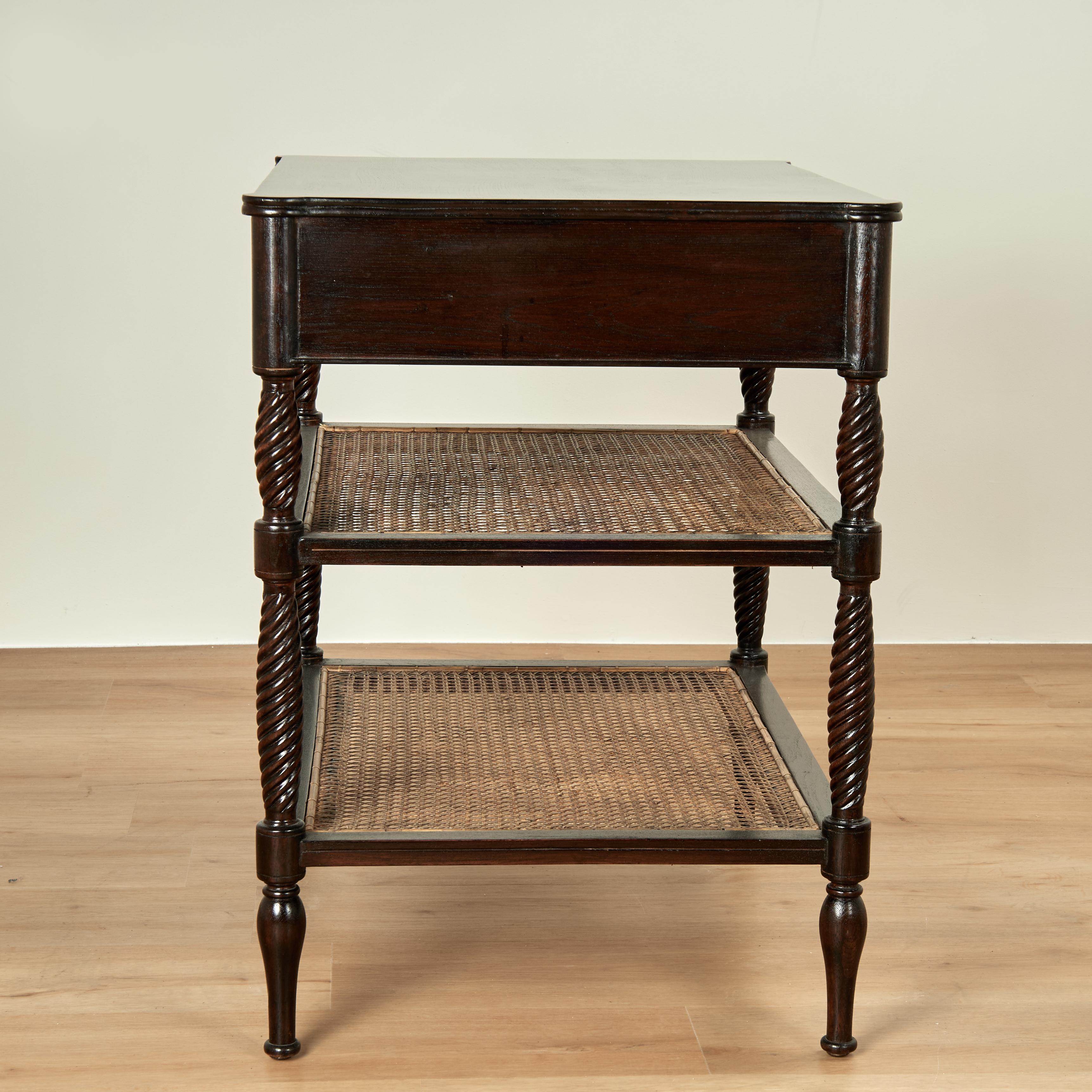 Stand a tre livelli in stile British Colonial d'epoca in vendita 2