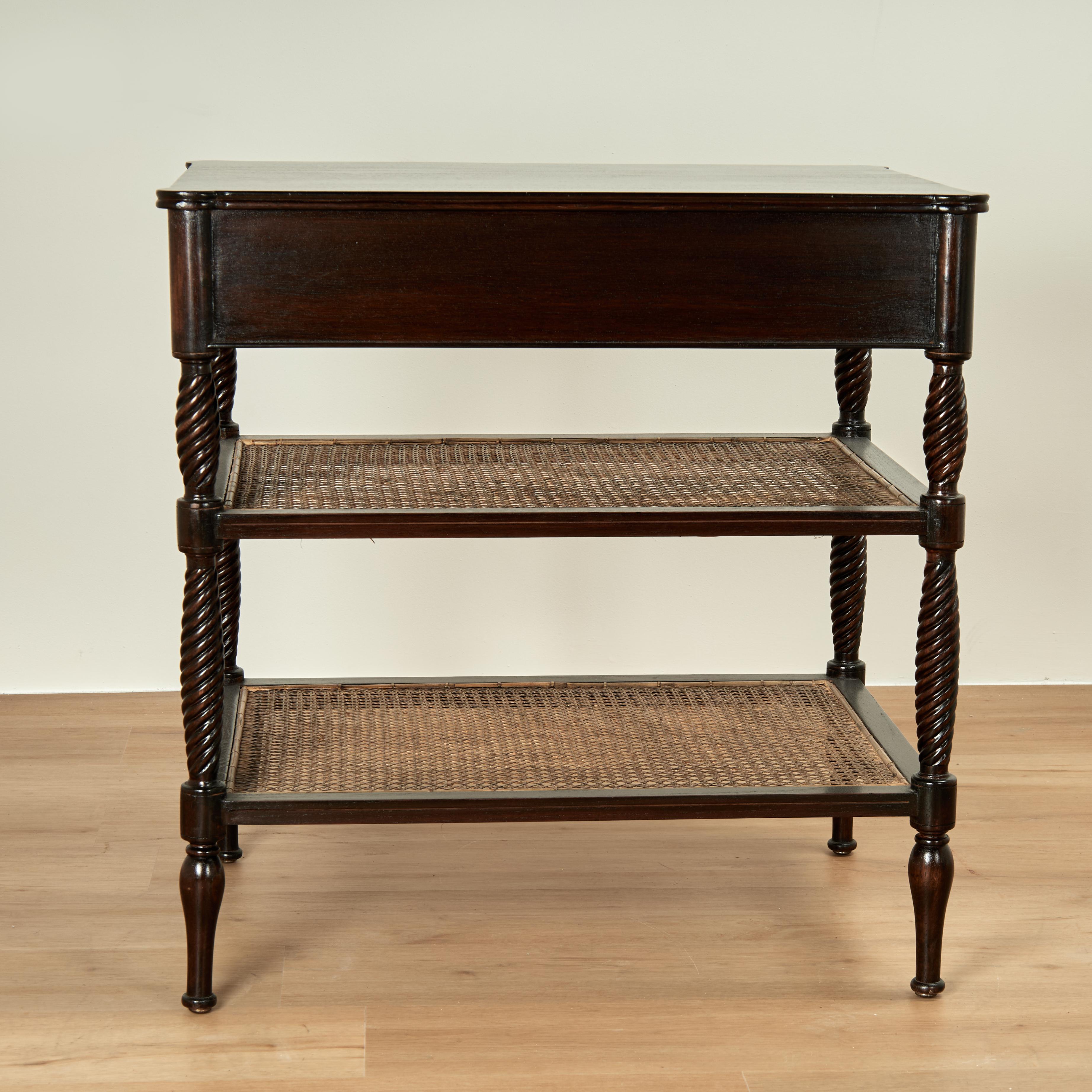 Stand a tre livelli in stile British Colonial d'epoca in vendita 3