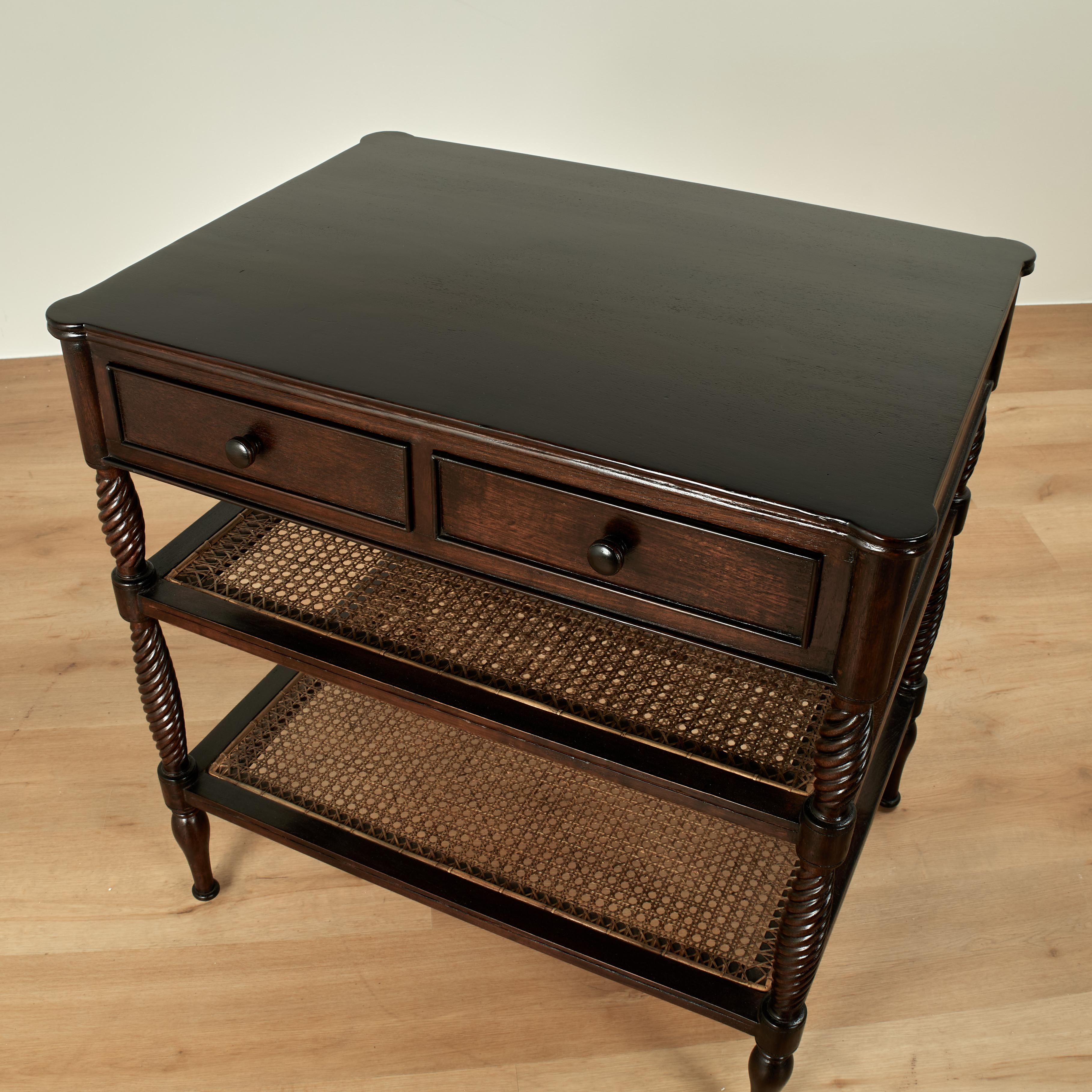 Stand a tre livelli in stile British Colonial d'epoca In condizioni buone in vendita a Palm Beach, FL