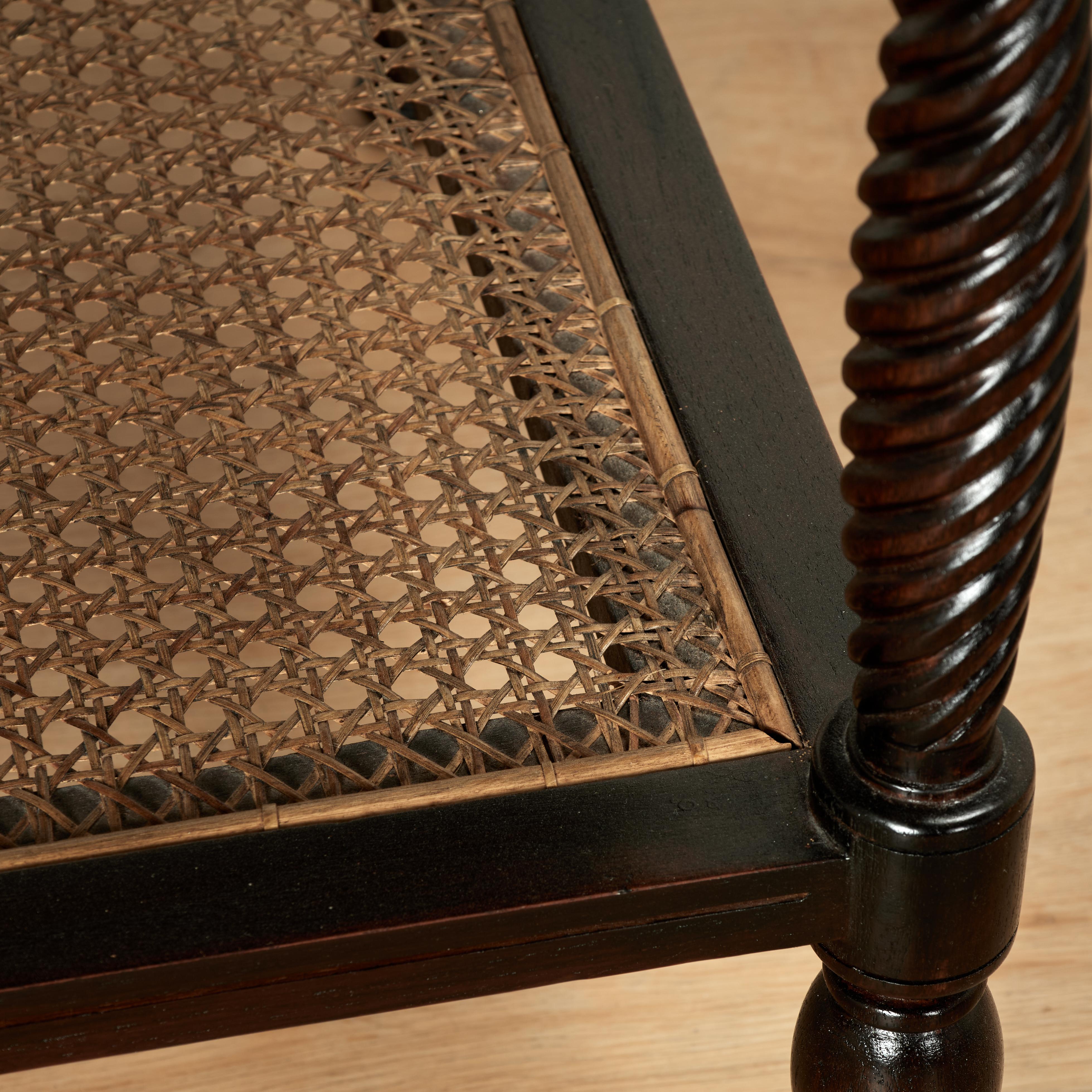 Stand a tre livelli in stile British Colonial d'epoca in vendita 1