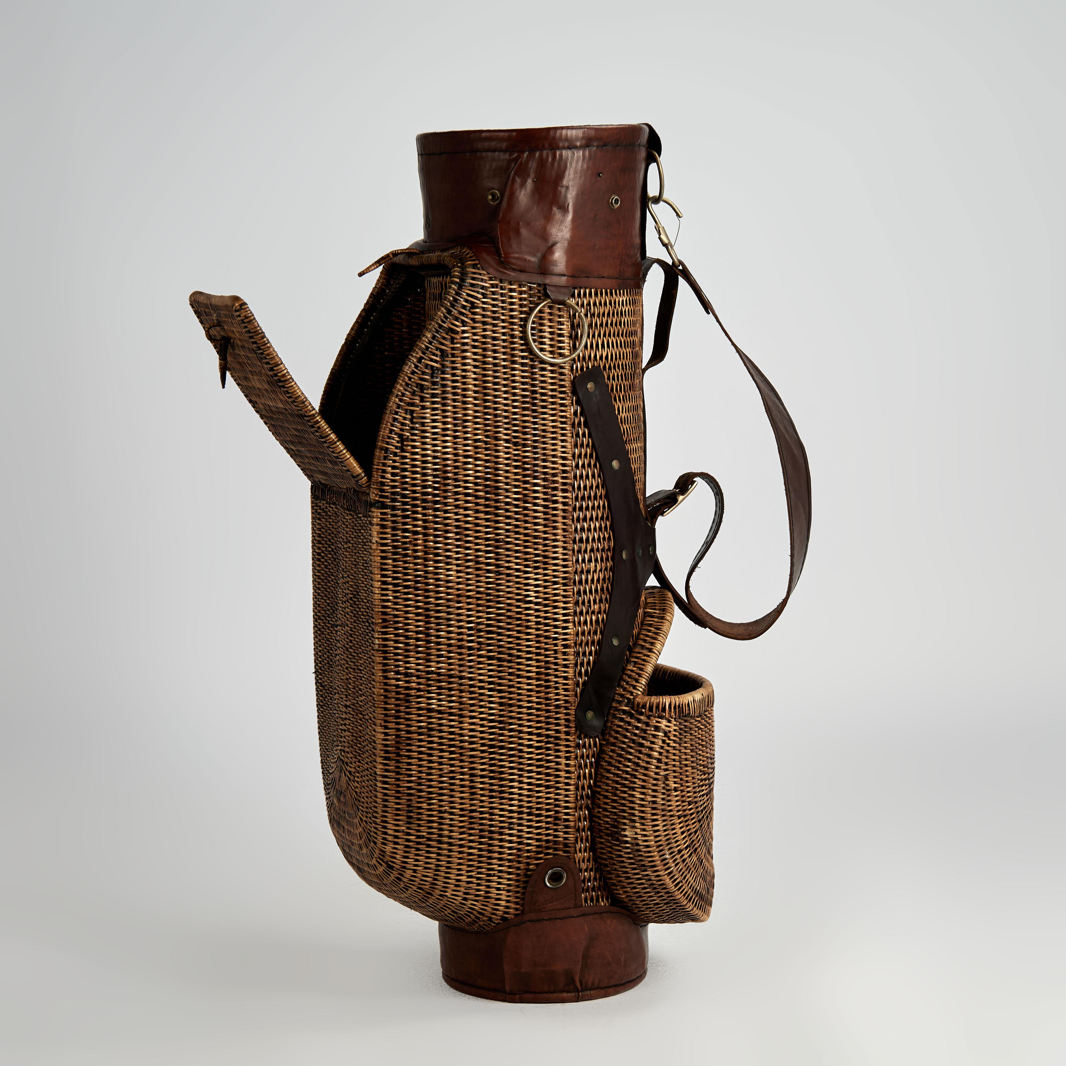 Vintage British Colonial Style Wicker Golf Bag In Good Condition For Sale In Palm Beach, FL