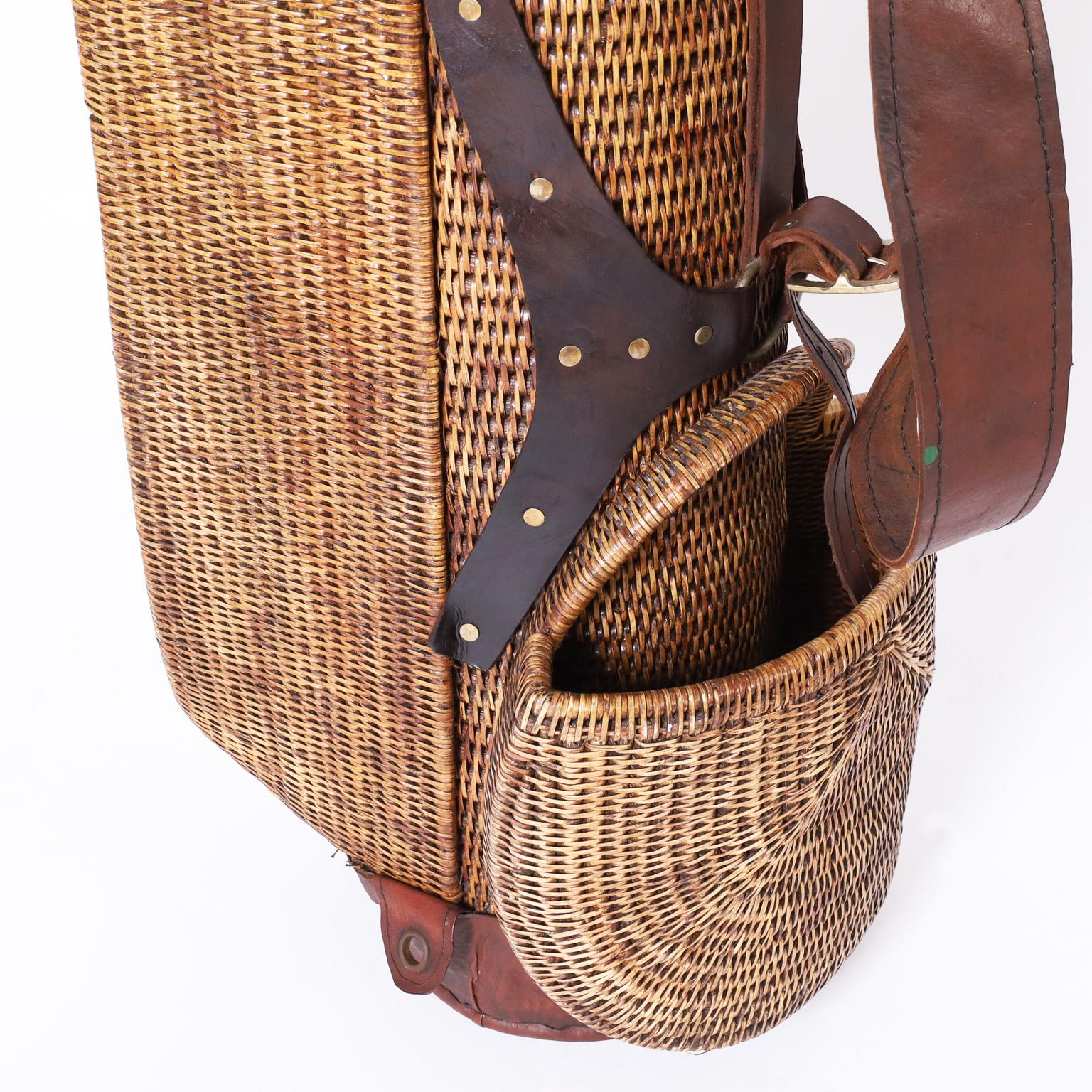 Vintage British Colonial Style Wicker Golf Bag In Good Condition For Sale In Palm Beach, FL