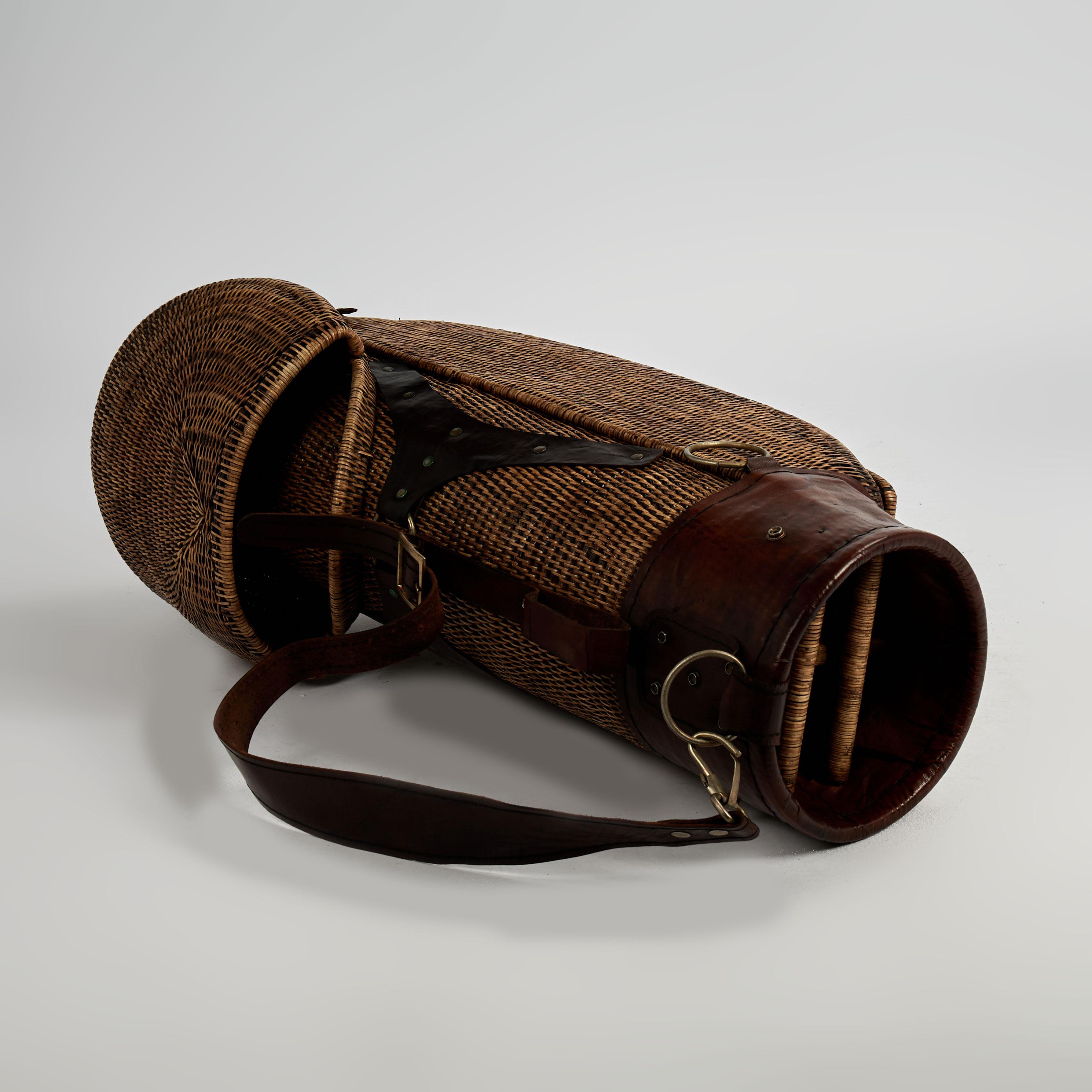 Vintage British Colonial Style Wicker Golf Bag For Sale 2