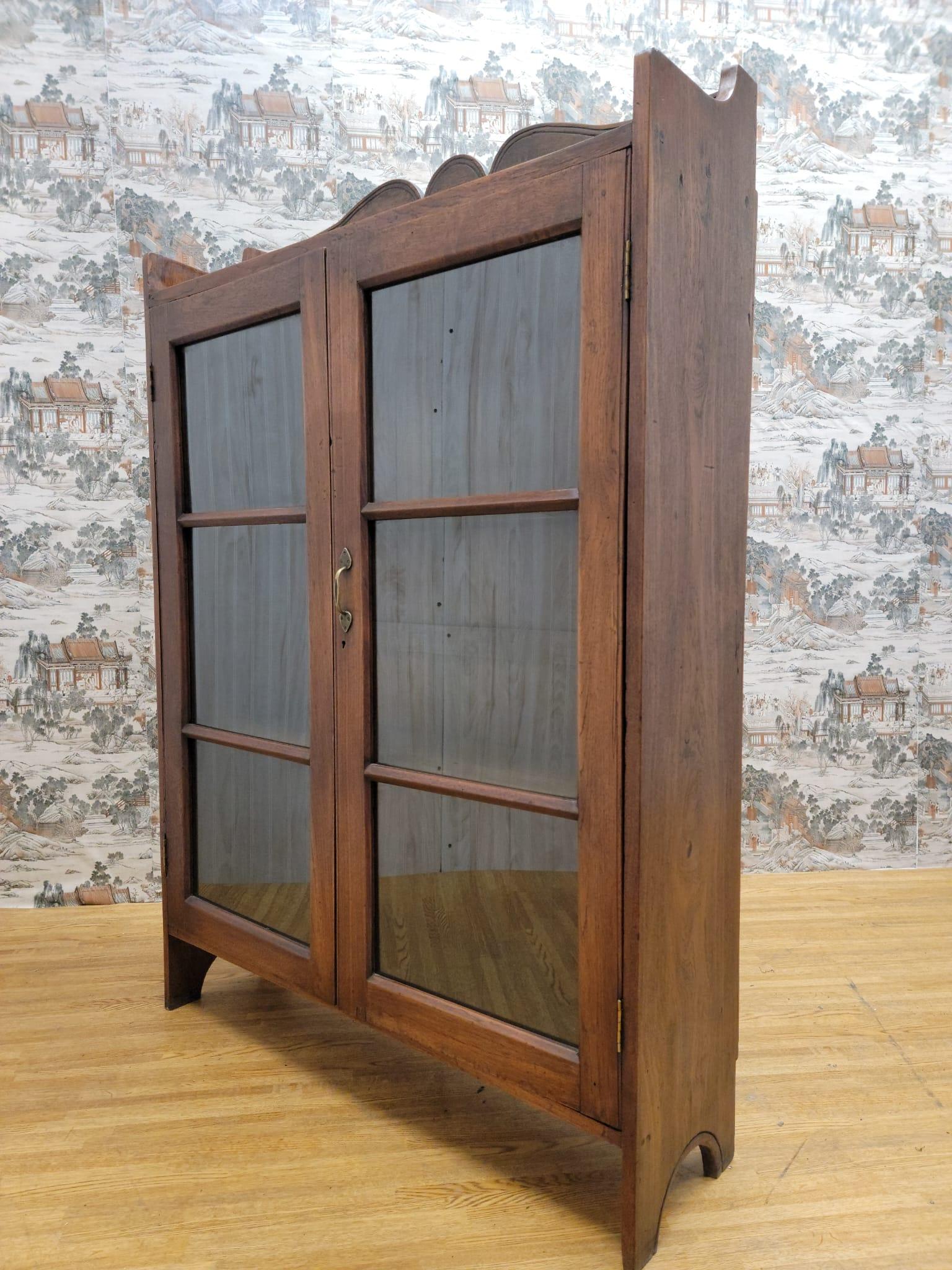 Thailndischer Vitrinenschrank aus Teakholz und Glas im britischen Kolonialstil (Britisch Kolonial) im Angebot