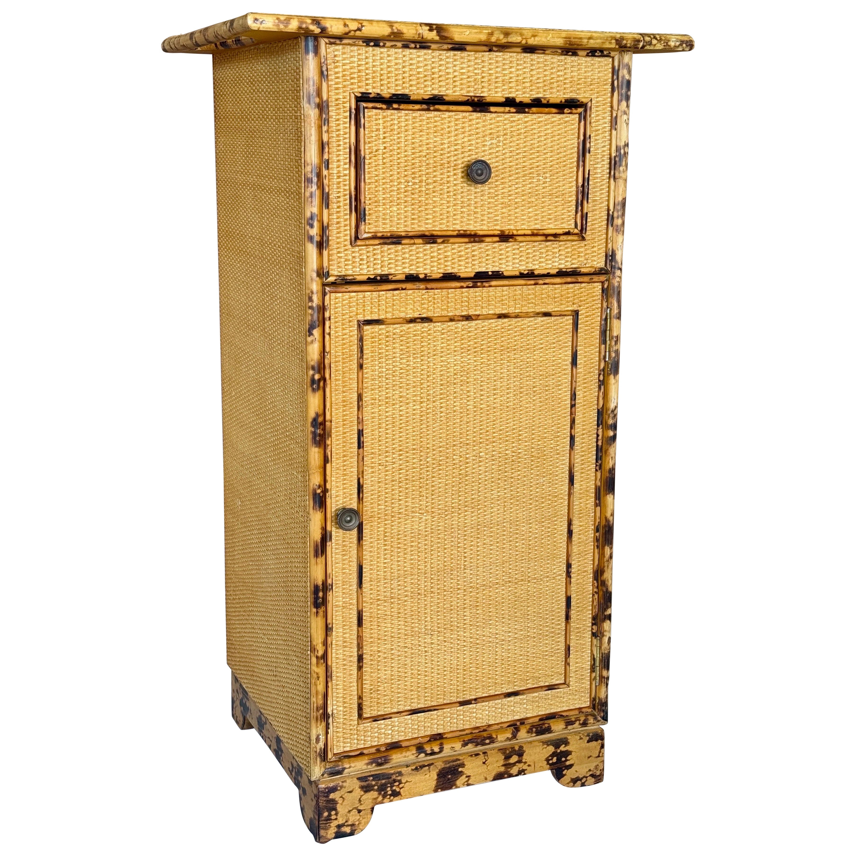 Vintage British Colonial Cabinet en rotin avec tiroir en vente