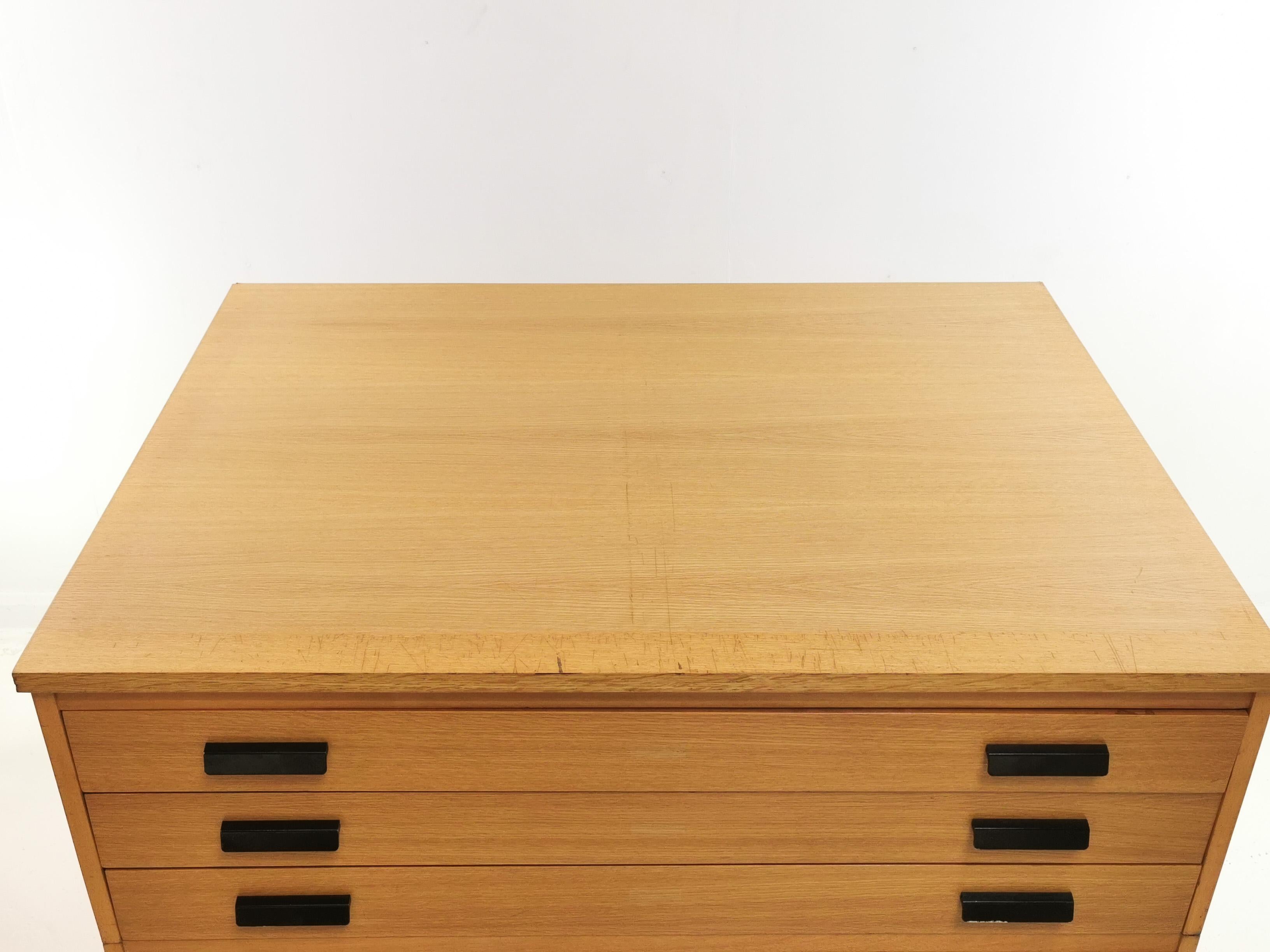 Plan chest of drawers

British made blonde plan chest from the mid-20th century.
The six generous and very wide drawers split into two units to enable you to move around comfortably.  

Dimensions (cm):
97 D x 87 H x 127 W