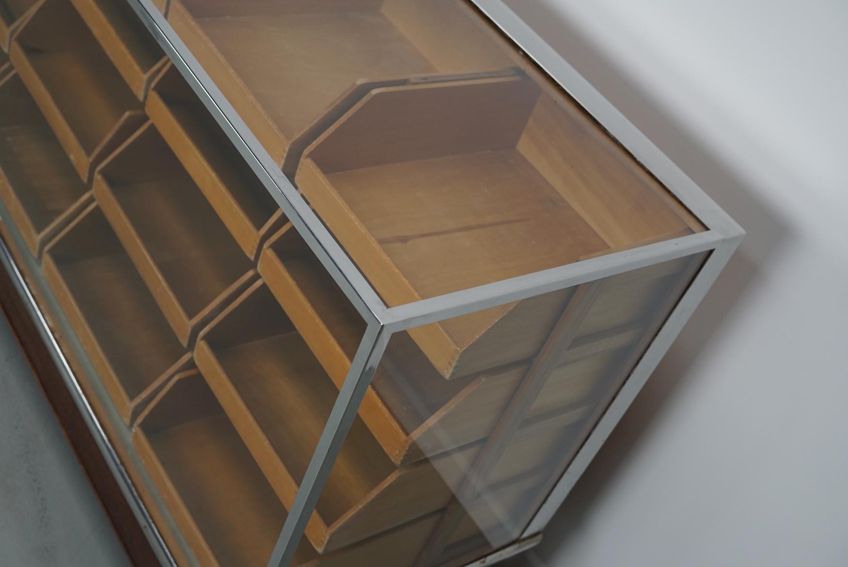 Dieser Vintage-Kurzwarenladentisch aus Ahornholz stammt aus den 1930er Jahren und wurde in England hergestellt. Es besteht aus einem massiven Holzrahmen mit Messinggriffen, einem Glas-/Chrom-Gehäuse und Schubladen aus Ahornholz. Die Innenmaße der