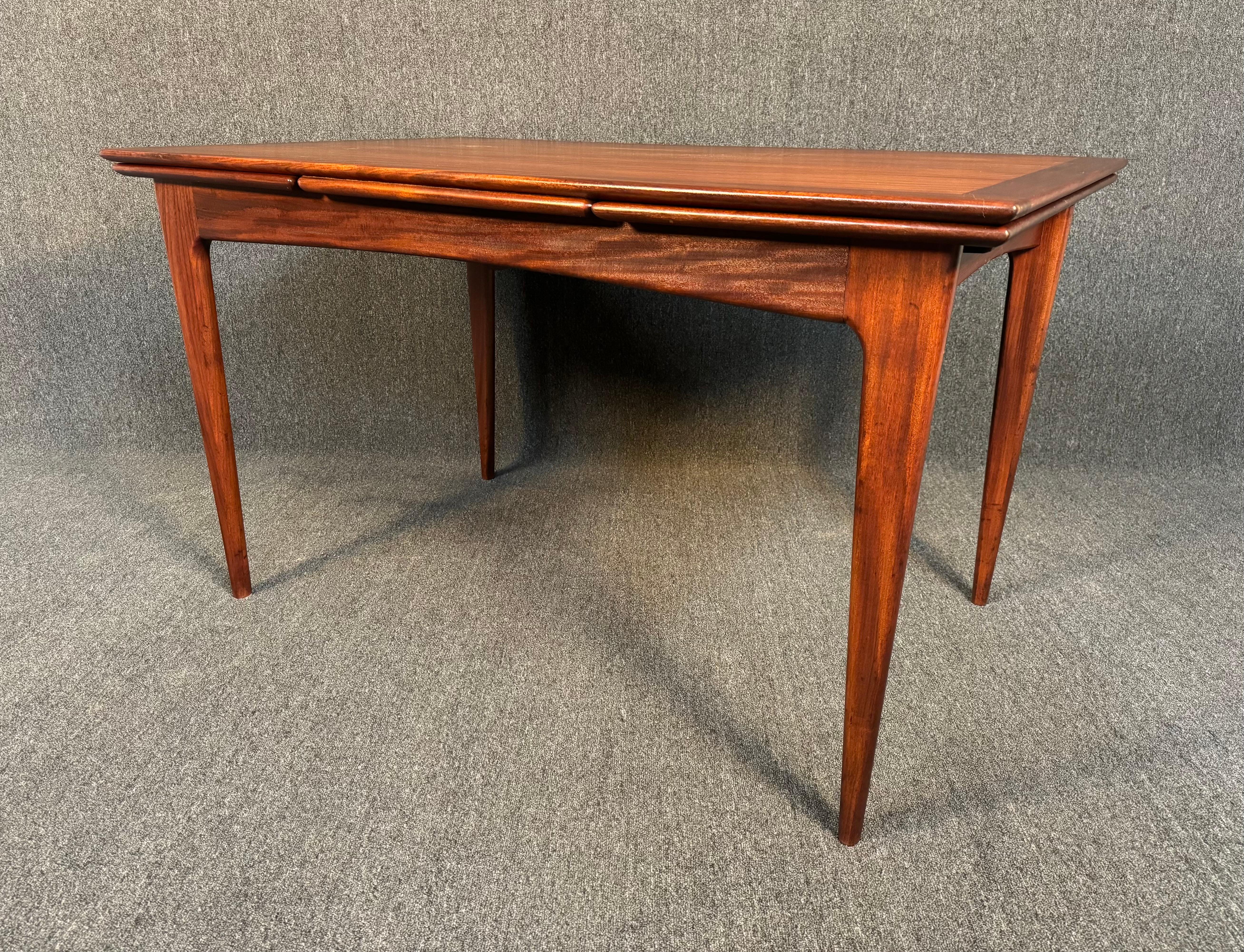 Voici une magnifique table de salle à manger MCM en teck africain fabriquée par A. Younger Ltd en Angleterre dans les années 1960.
Cette jolie table, dont le design rappelle celui de Niels Otto Moller, a été récemment importée du Royaume-Uni en