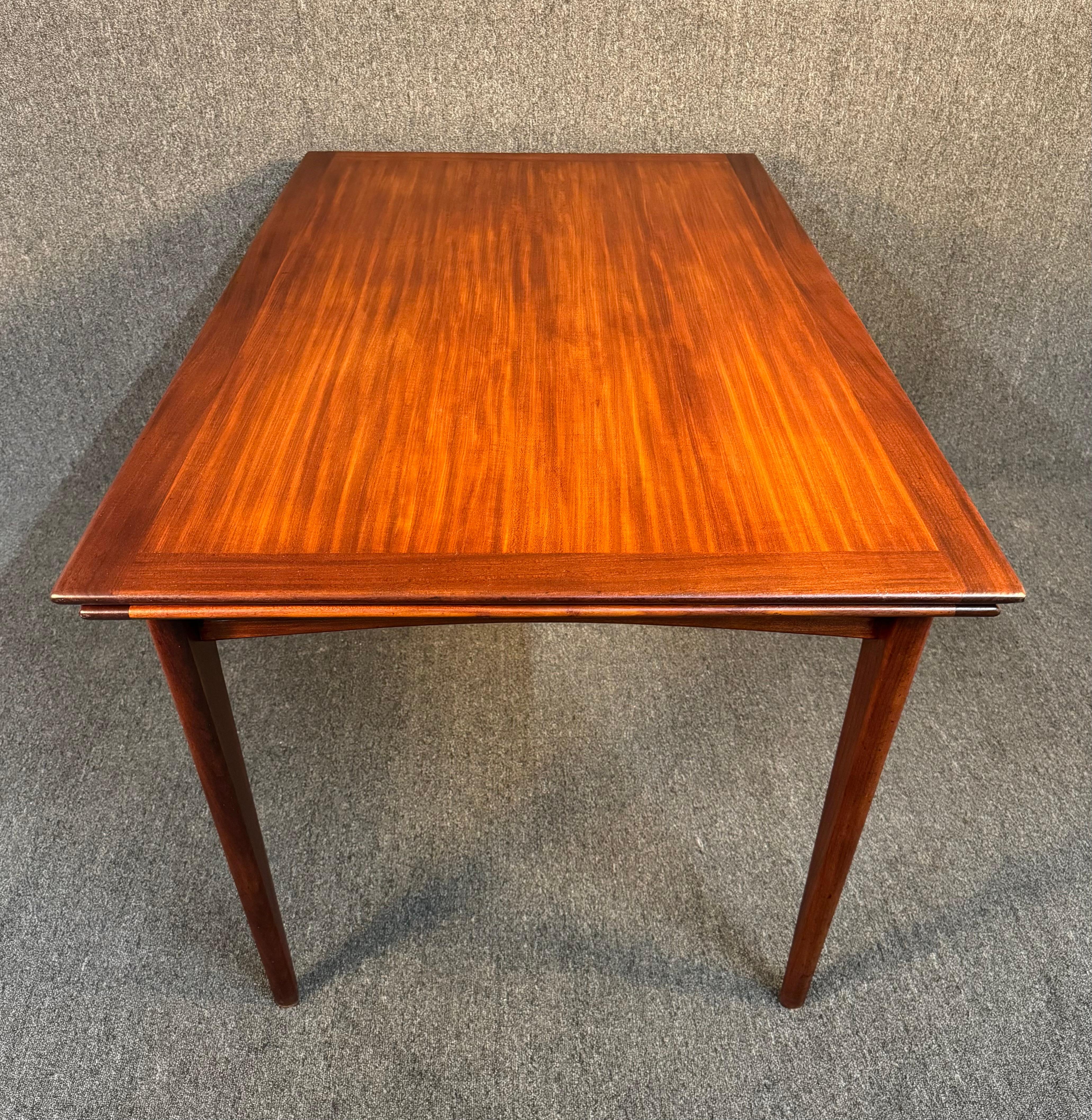 Milieu du XXe siècle Table de salle à manger britannique moderne du milieu du siècle dernier en teck Afromasia par A. Younger Ltd en vente