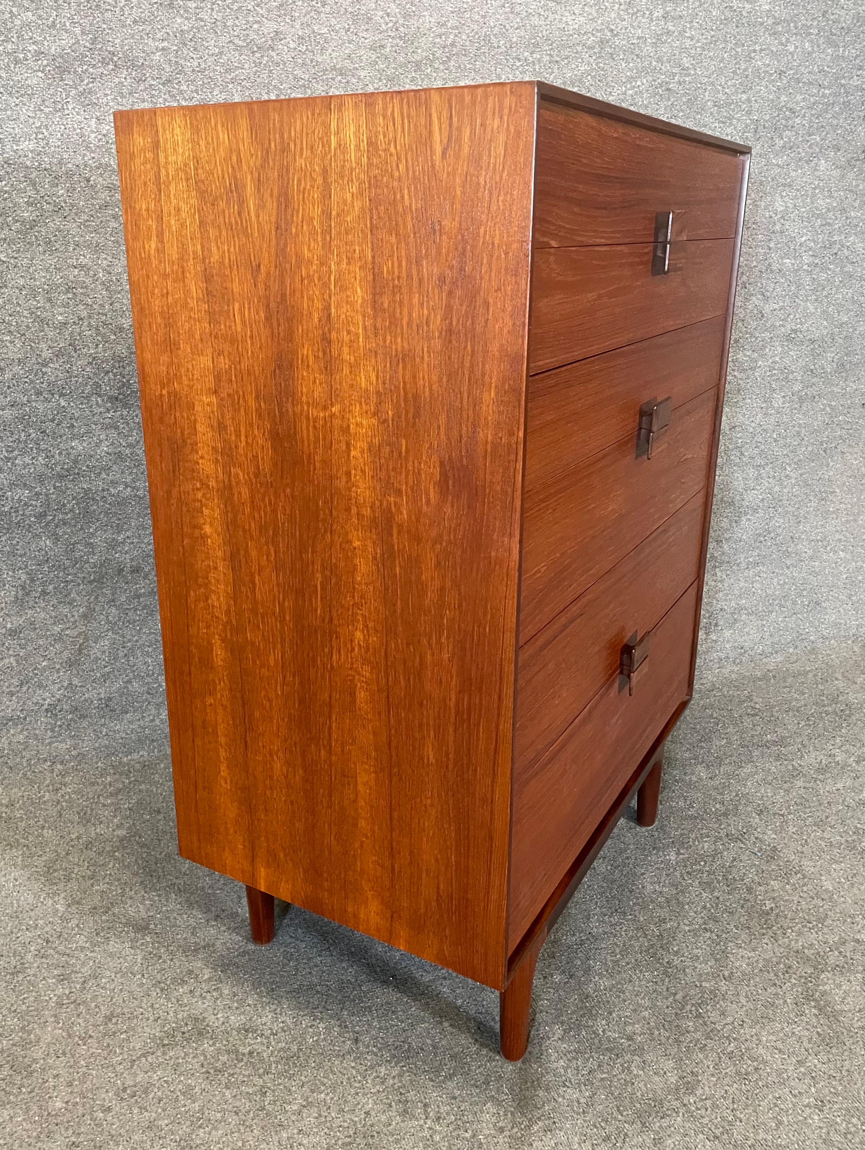 Vintage British Mid Century Modern Dresser by Kofod Larsen for G Plan In Good Condition In San Marcos, CA