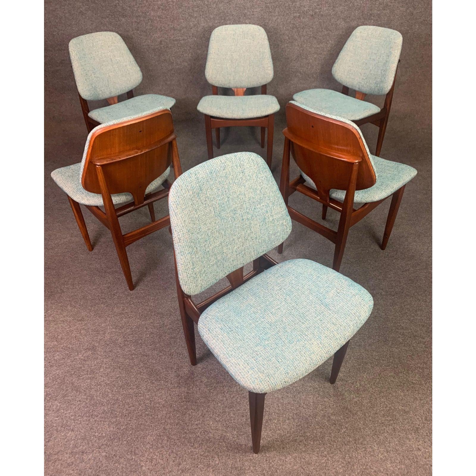 Here is a beautiful set of six British MCM dining chairs manufactured by Elliotts of Newbury in England in the 1960s.
This lovely set of comfortable chairs, recently imported from UK to California before their restoration, features a sculptural