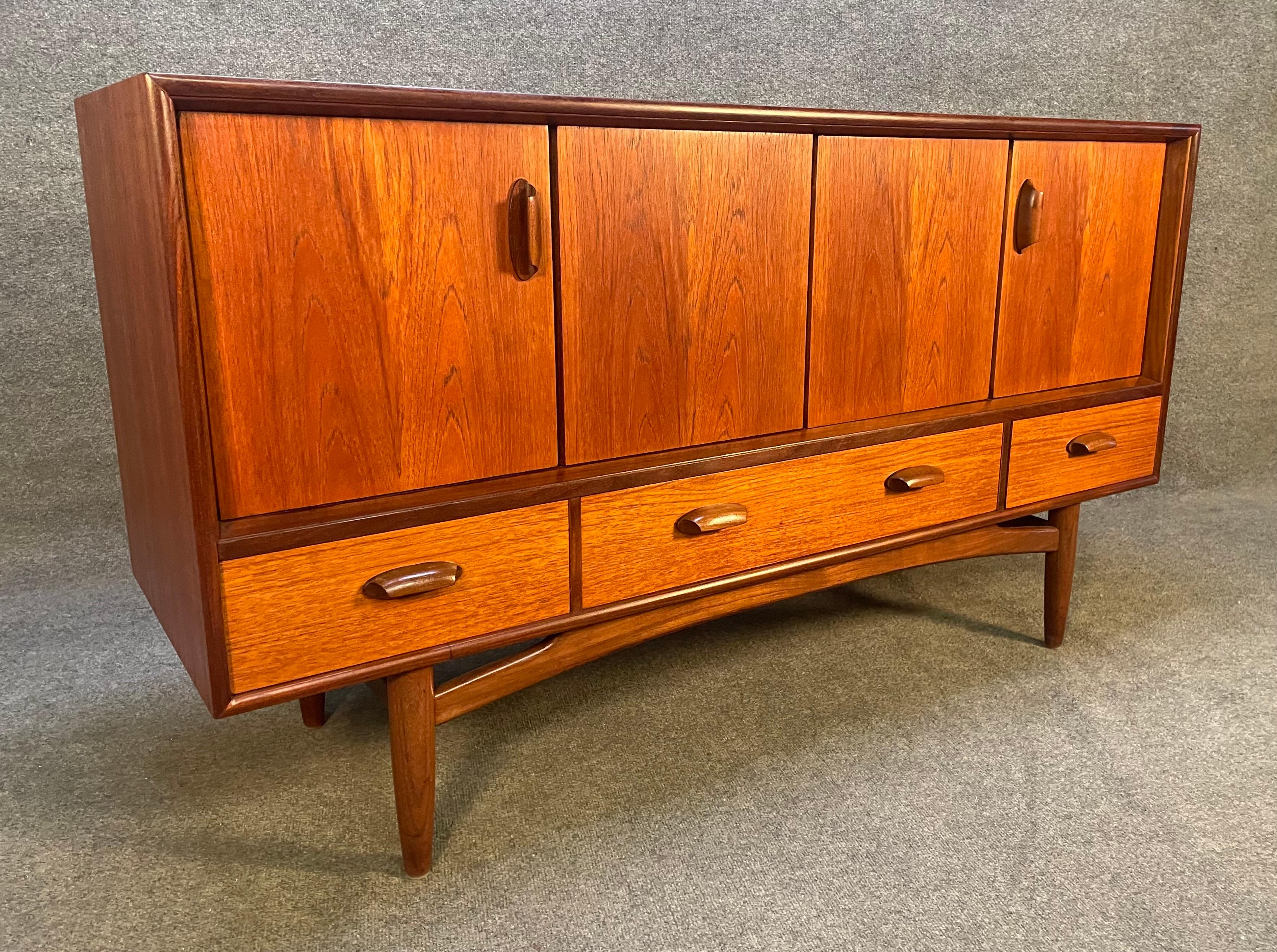 Here is a beautiful Scandinavian Modern credenza in teak manufactured by G Plan in England in the 1960s.
This rare credenza, recently imported from Europe to California before its refinishing, features a vibrant wood grain, 4 bi-fold doors with