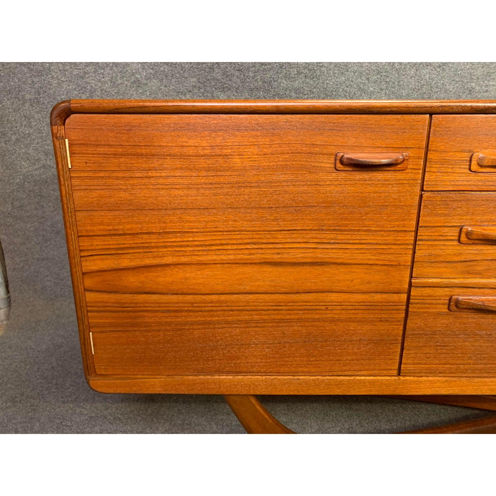 Vintage British Mid-Century Modern Teak Credenza by Beithcraft In Good Condition In San Marcos, CA