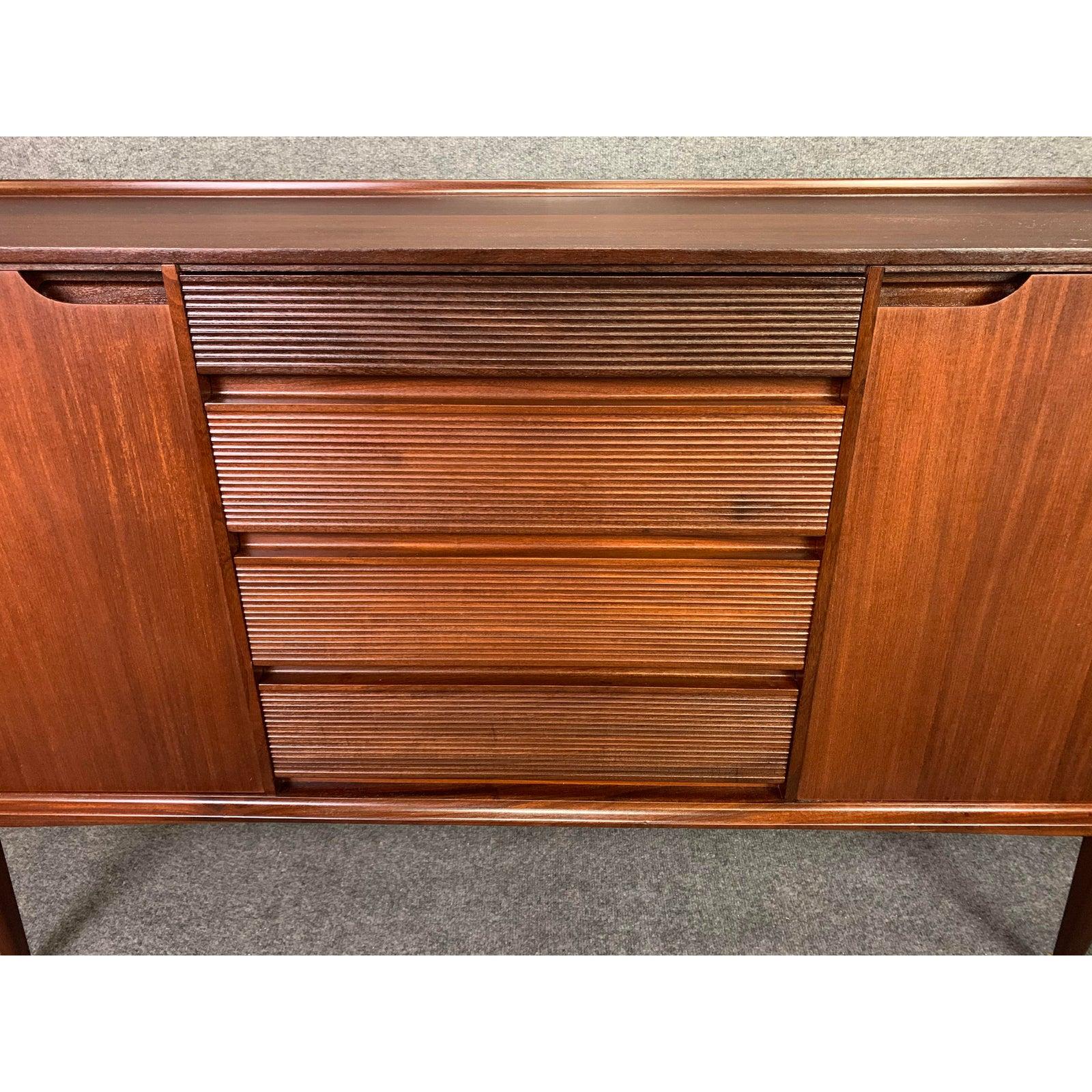 Vintage British Mid-Century Modern Teak Credenza by Richard Hornby for Fyne Lady In Good Condition In San Marcos, CA