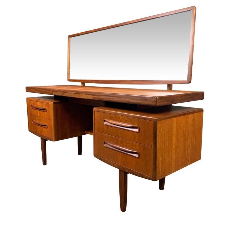Here is a beautiful vintage dressing table and its mirror from the acclaimed 